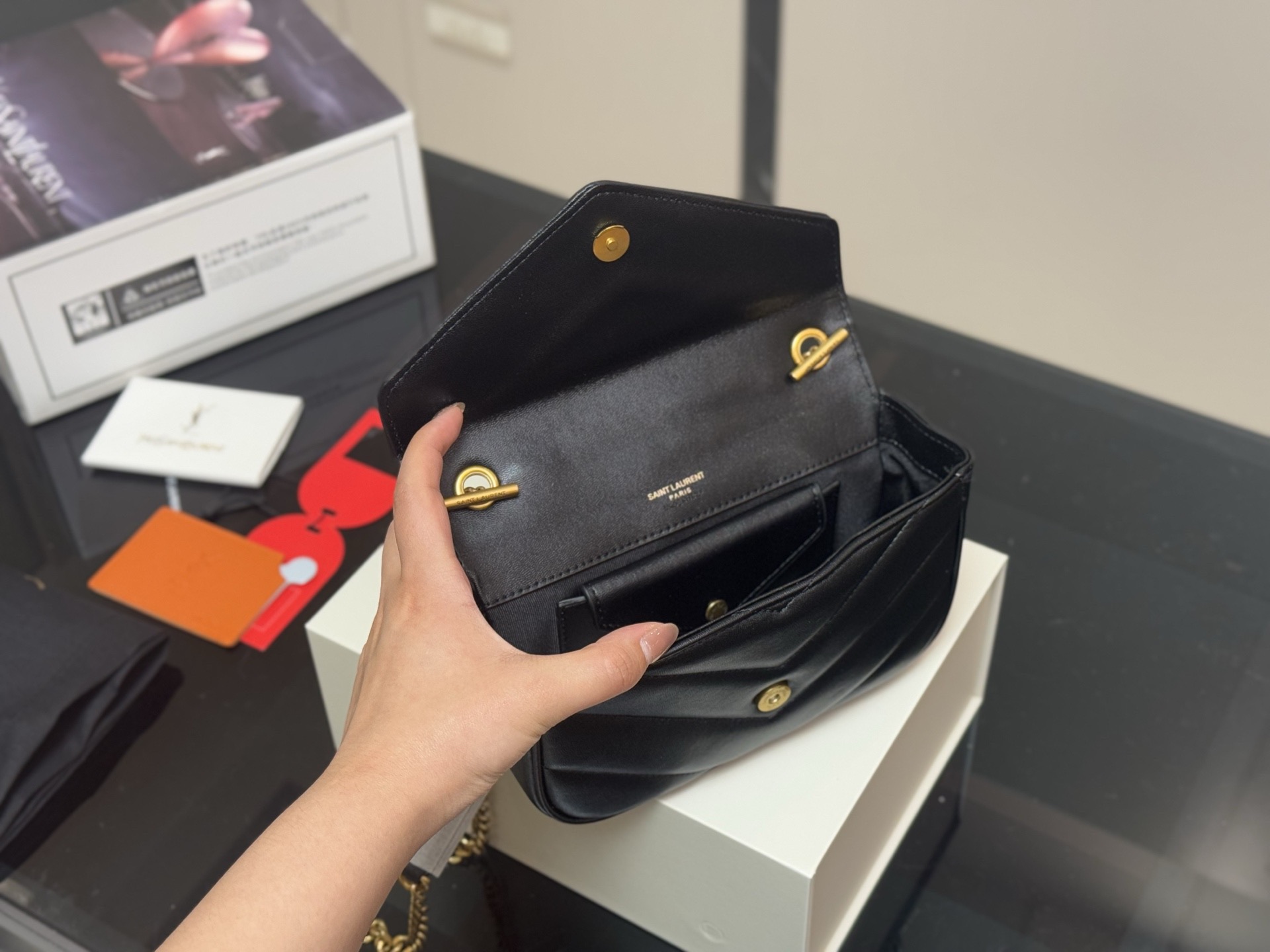 &yen;170 配折叠盒飞机盒 size：20.13cm ysl LOULOU PUFFER 圣罗兰软乎乎 黑金louloupuffer云朵包 中号的尺寸刚刚👌 搜索🔍圣罗兰ysl