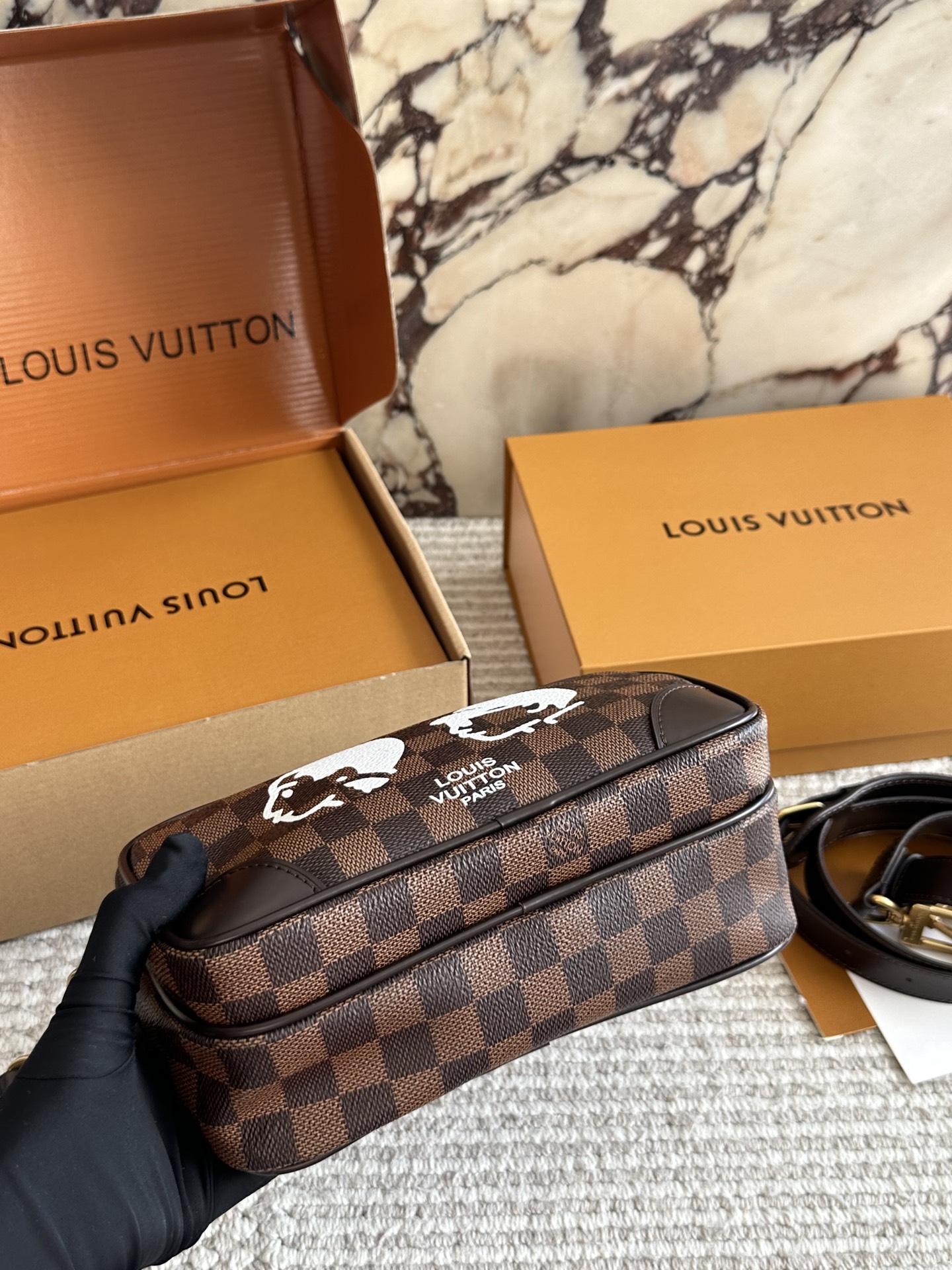 p220 LV| 2025年男士新款NilNiL是横版双层设计 同款也是有两种材质帆布和皮质款 双层设计容量也更多 可以手拎和斜挎也很方便~ 今年的男包一定会冲出重围卖爆的早买早定早收到!!! #|v #LV #老花#邮差包#包包种草25cm 双盒