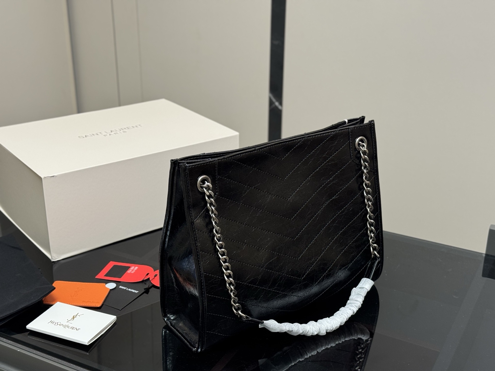 &yen;200 配全套包装 size：32*27 圣罗兰的托特包 抓皱油蜡牛皮 niki shopping bag 很不一样杨树林 niki和这款托特确实是别出心裁的设计有种莫名其妙的时髦