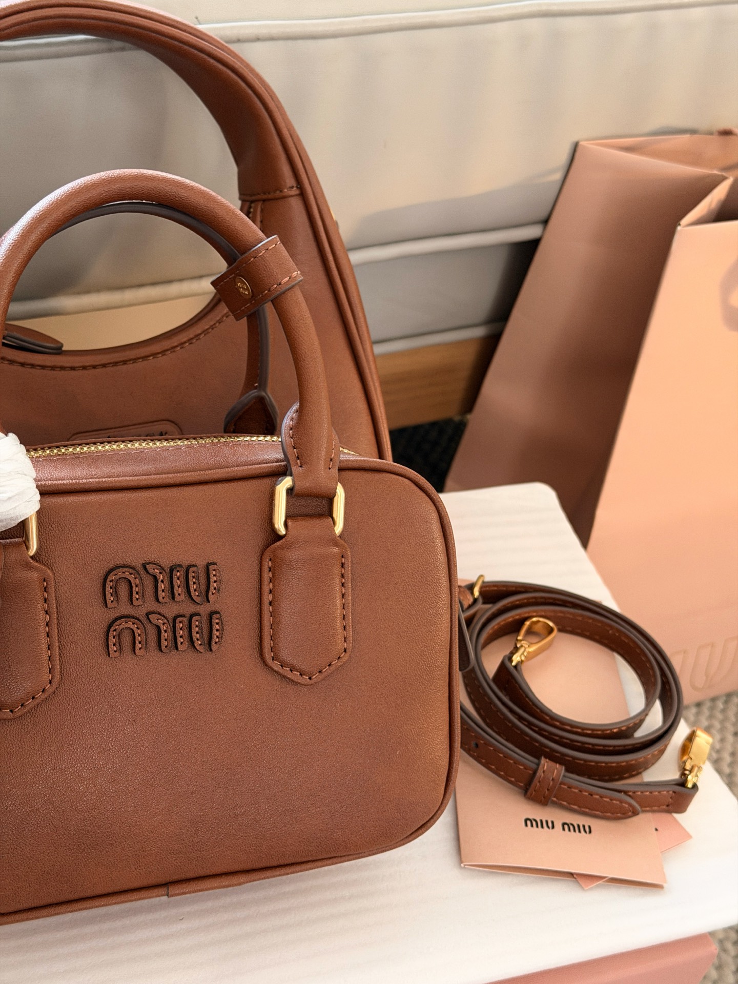 💰190 升级版配盒 size:20*14cm miumiu保龄球/公文包/吐司包 不要太高级,很高级~ 很难不爱啊啊! 可手拎也可斜挎 绝对不是小废包哦!容量足足的~~ 出场就是miumiu小公主