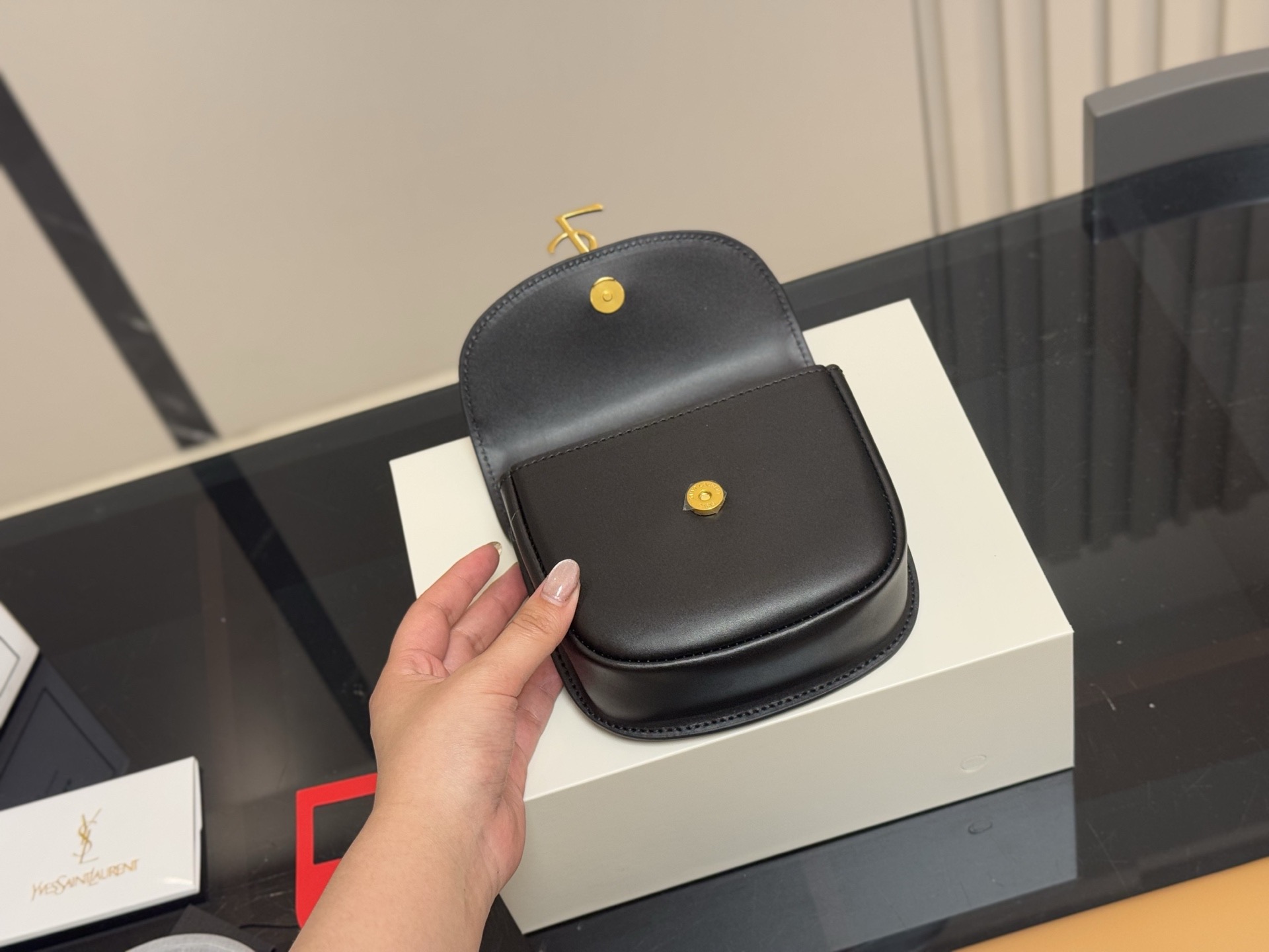 &yen;140 配折叠盒飞机盒 尺寸:17cm 圣罗兰 Kala马鞍 很好看啊啊啊 这款绝对是ysl的鼻祖！ 牛皮品质！ 太STALY！