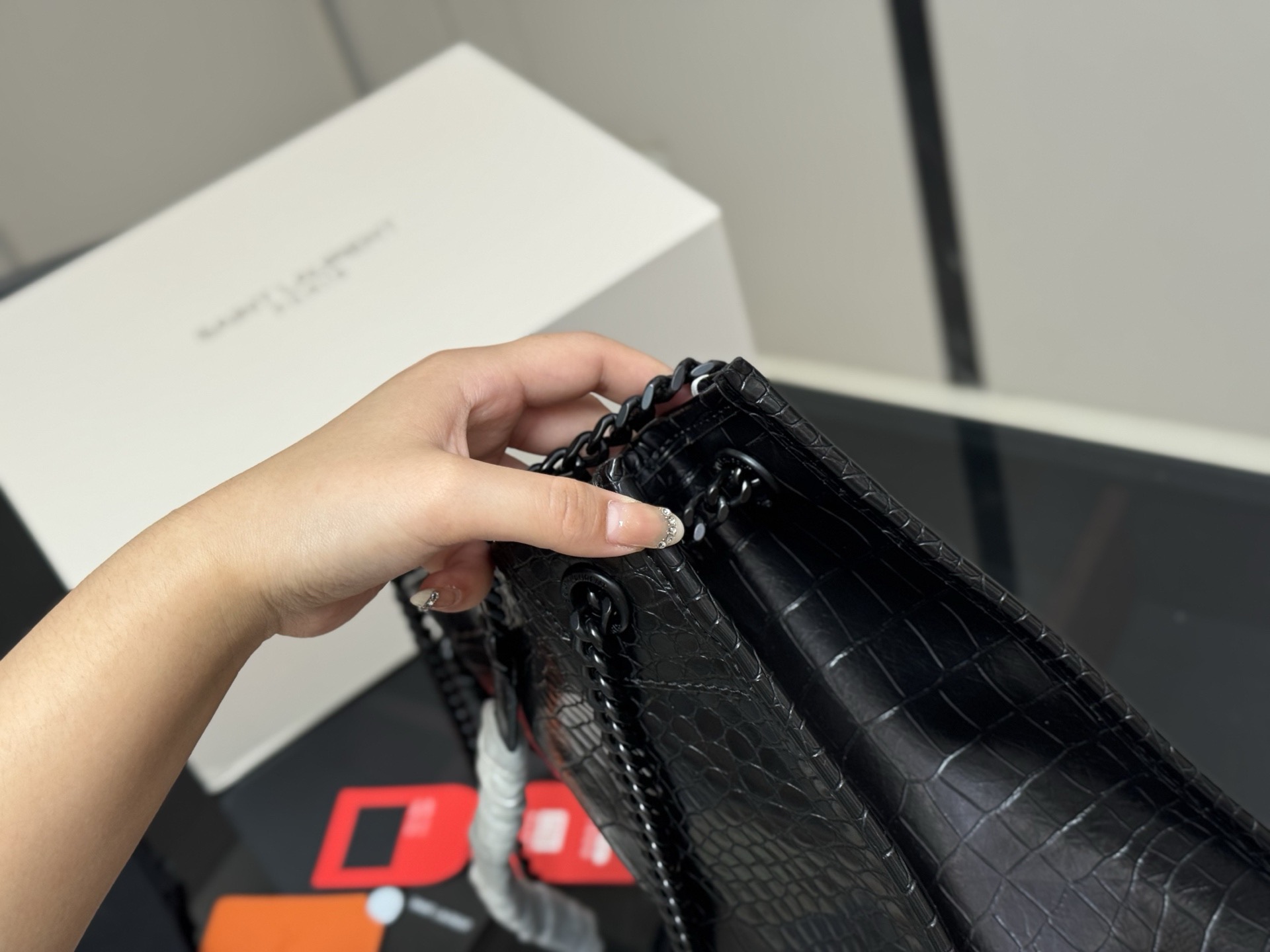 &yen;200 配全套包装 size：32*27 圣罗兰的托特包 抓皱油蜡牛皮 niki shopping bag 很不一样杨树林 niki和这款托特确实是别出心裁的设计有种莫名其妙的时髦