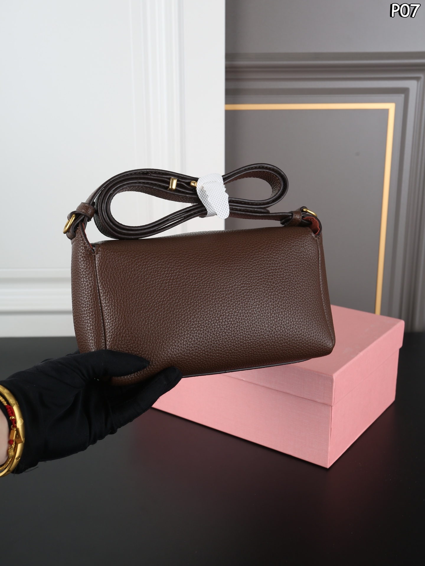 P145 天地盖 MIU MIU缪缪 相机包 斜挎单肩包 Miumiu相机包太可爱啦！荔枝纹小牛皮，手感好柔软太适合秋冬了[赞R] 方形设计简约低调又高级～ 日常手机 粉饼 钥匙.. 都能收纳～ 肩带可随意调节，时髦感十足～ 尺寸：20&times;11