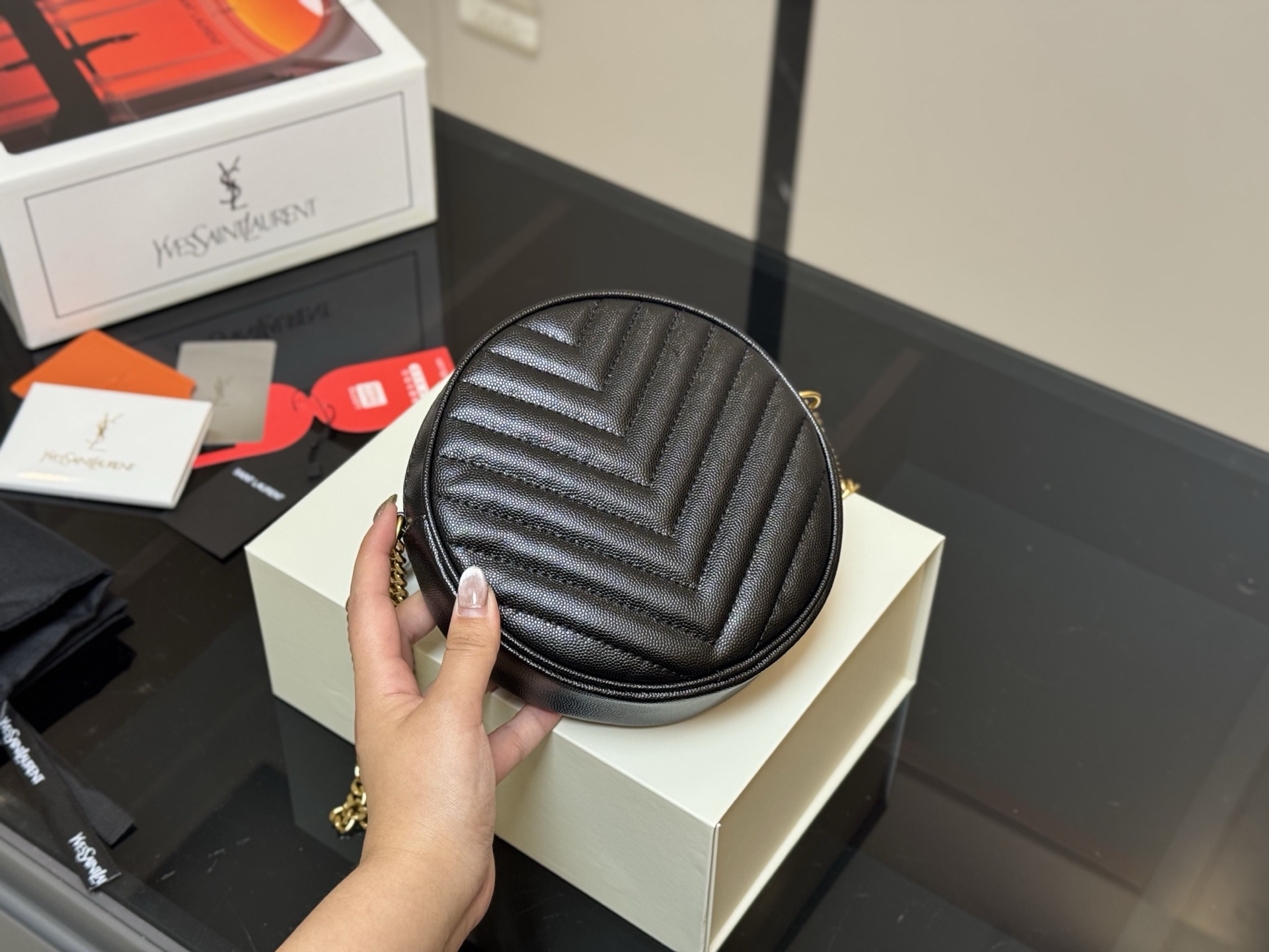 &yen;140 配折叠盒飞机盒 size：17.17cm 圣罗兰 圆饼包 鱼子酱看起来质感特别好！ 耐磨耐用！ 🉑️斜挎🉑️