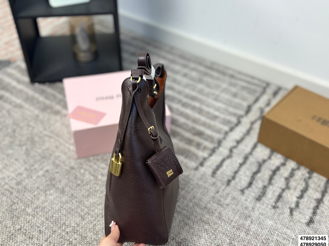 p255 p220 配盒 size:23.22/16.15 miumiu 快闪新品 牛皮细腻柔软 内里是很特别的绿色, 个人觉得单肩斜挎腋下更好看!