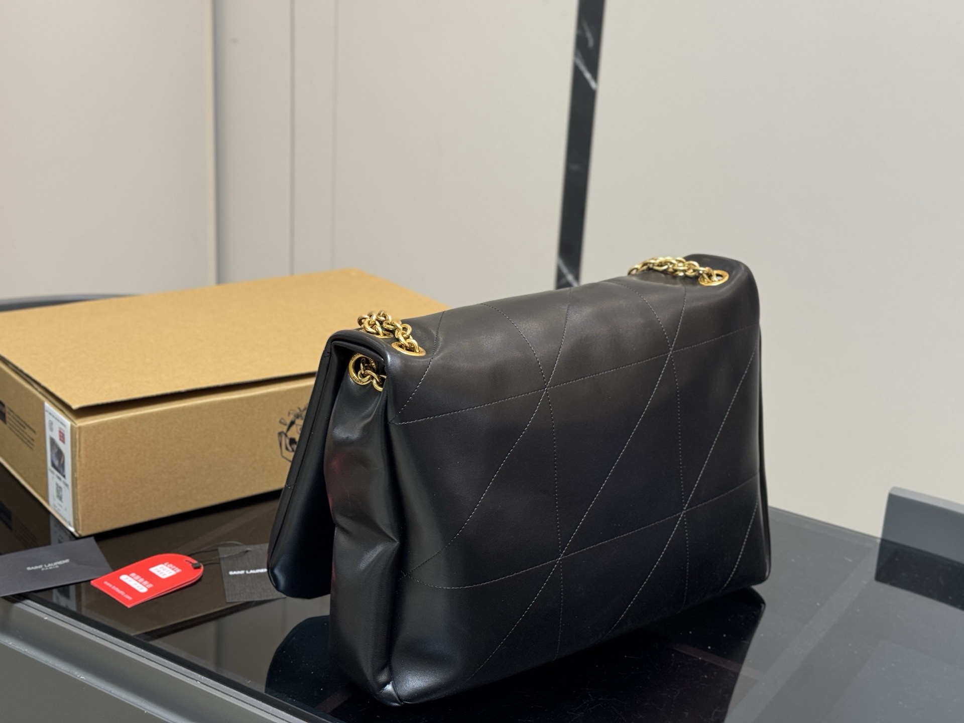 &yen;220 配盒 SAINT LAURENT|新款 链条包百Jamie」 圣罗兰新款大包JAMIE,你的时尚救星来了!」超细腻羊皮纹 手感舒适且耐用。 珠宝级工艺金属链条， 细节处的精致让你的品位更 上一层楼。 说慵懒松弛的设计，让你轻松驾驭各种场合，既有范又显气质。 由这款包包不仅日常实用，更是展现你的时尚态度! 40.30cm