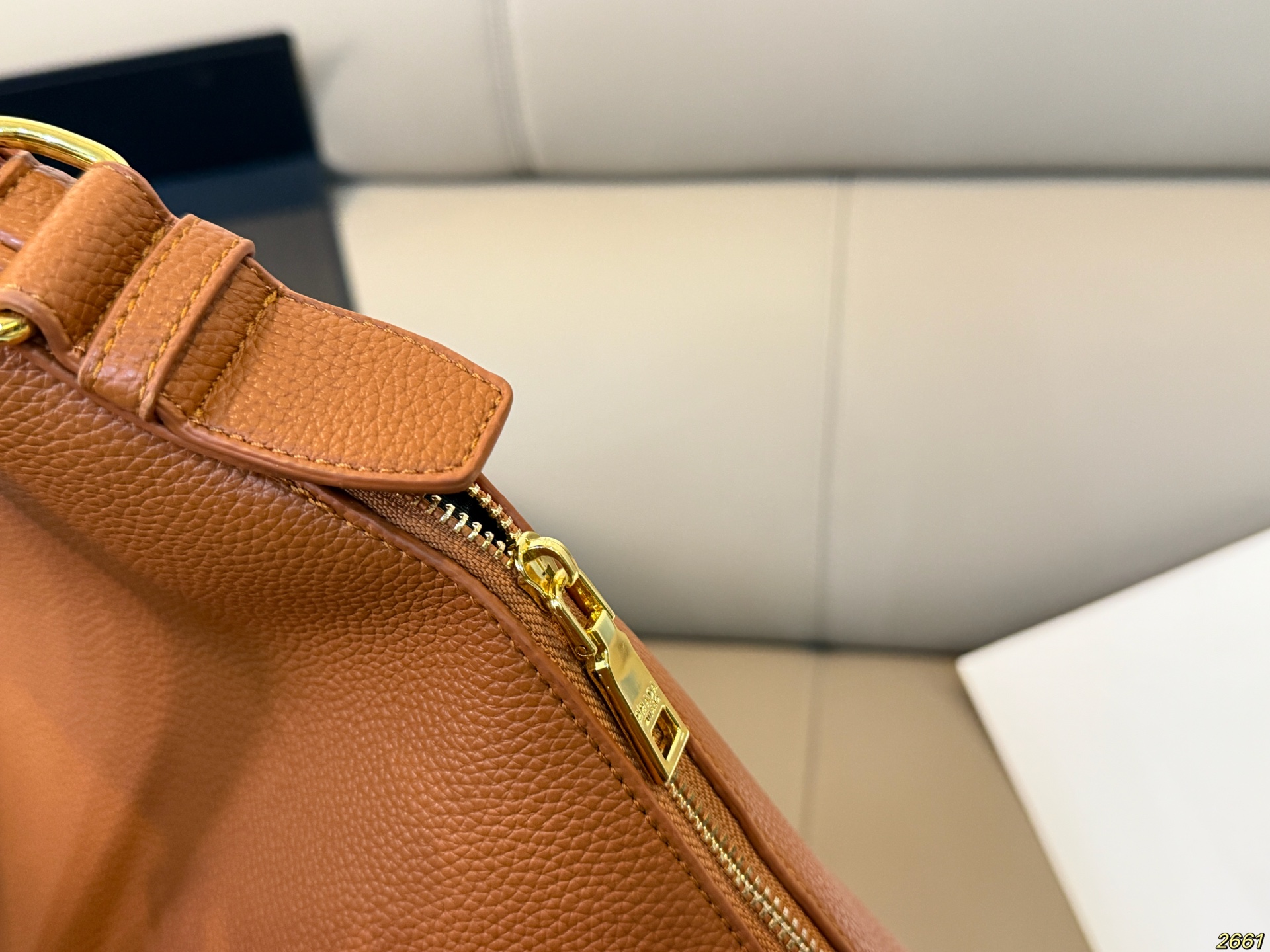 ¥165 普拉达Prada 新款托特包腋下包 充满了不一样的帅气感 甜酷辣妹穿搭必备 尺寸: 34 31