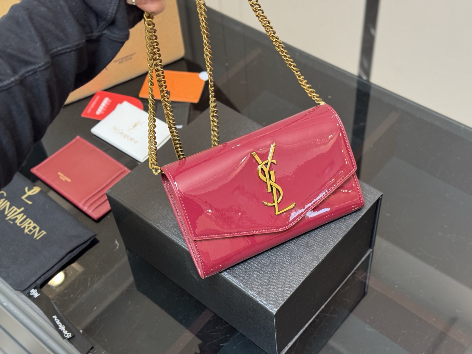 &yen;150 配折叠盒飞机盒 size：19*12cm 圣罗兰 woc二合一信封包 牛皮看起来质感特别好！耐磨耐用！ 🉑️斜挎🉑️