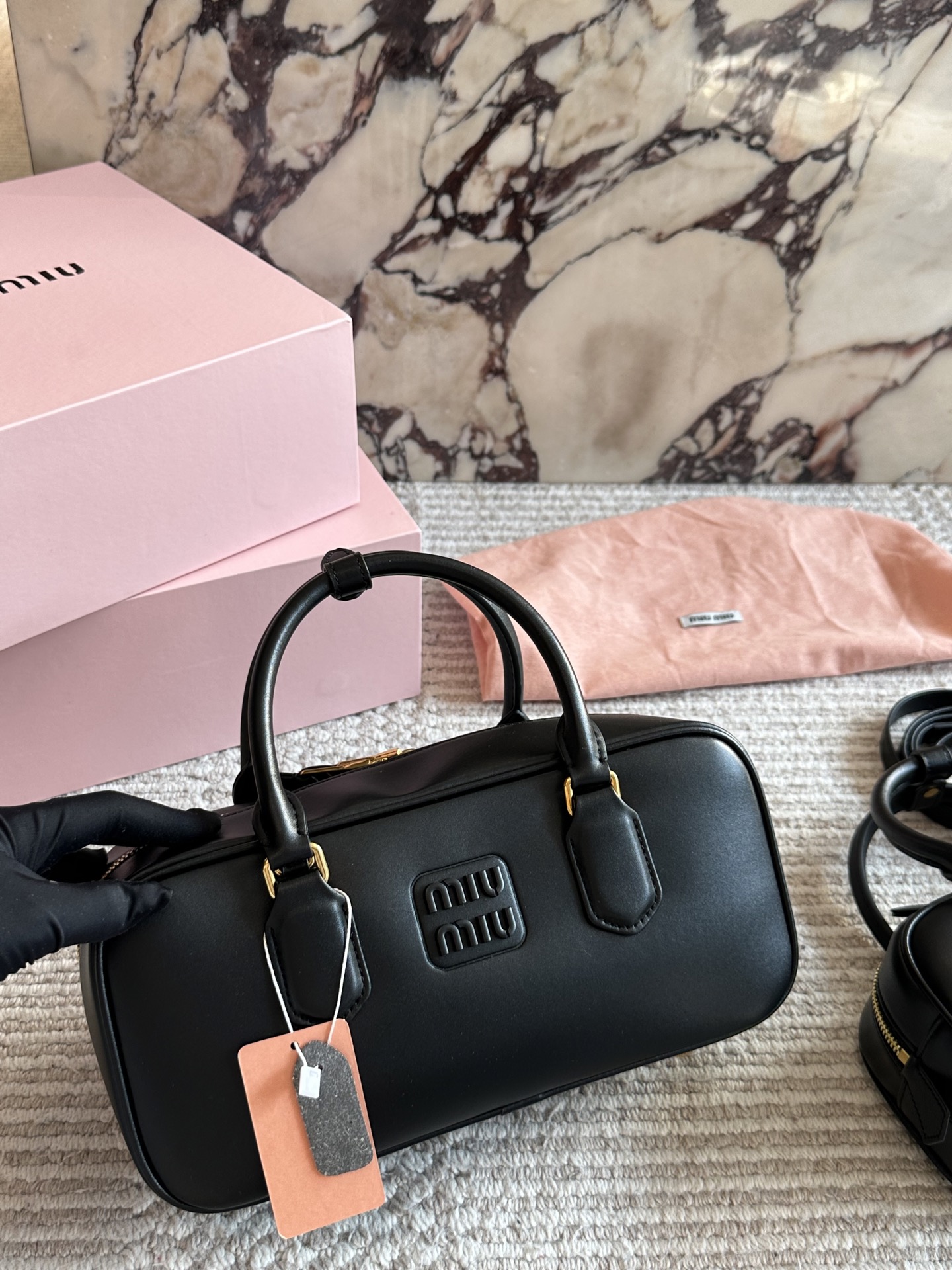 💰190、💰180 配盒 size：22*11cm 27*13cm miumiu保龄球/公文包/ 包包甜度刚好！ 很难不爱啊啊！ 可手拎也可斜挎 绝对不是小废包哦!容量足足的~~ 出场就是miumiu小公主！