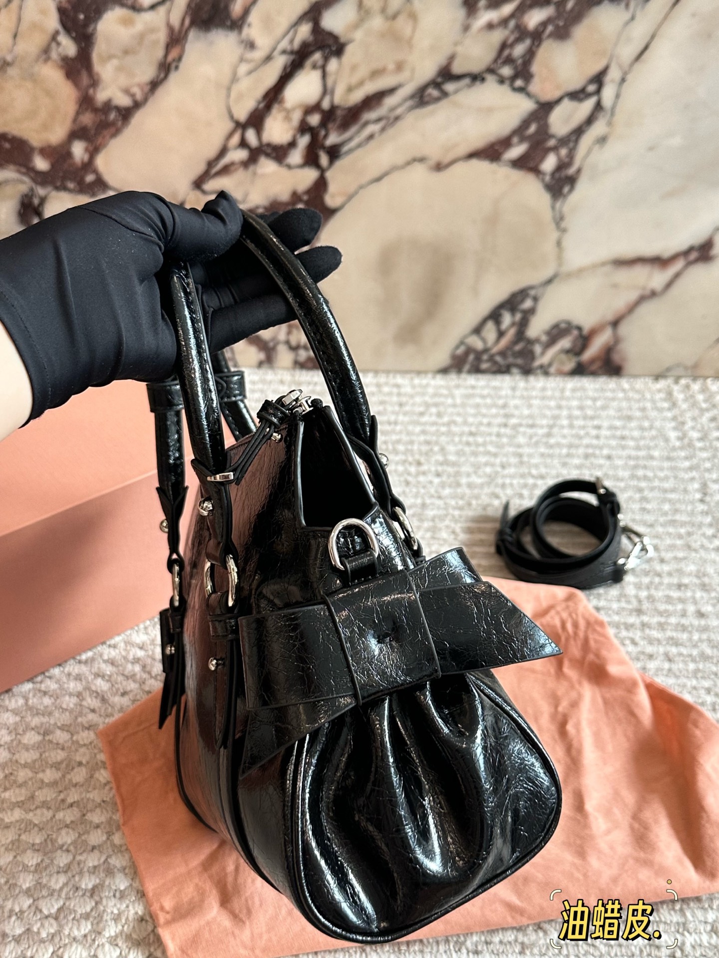 p280 MiuMiu蝴蝶结机车包 ✨MiuMiu蝴蝶结机车包,油蜡小牛皮材质,细腻光泽+复古褶皱感,摩卡棕配银色五金,甜酷复古风满分!两侧蝴蝶结超少女,手提斜挎都OK,日常通勤、休闲出街都能轻松驾驭👜。容量适中,手机、化妆品都能装,实用又时髦,是MiuMiu经典复刻款,复古与现代感兼具,超适合喜欢个性风格的姐妹们!💖25cm配盒子