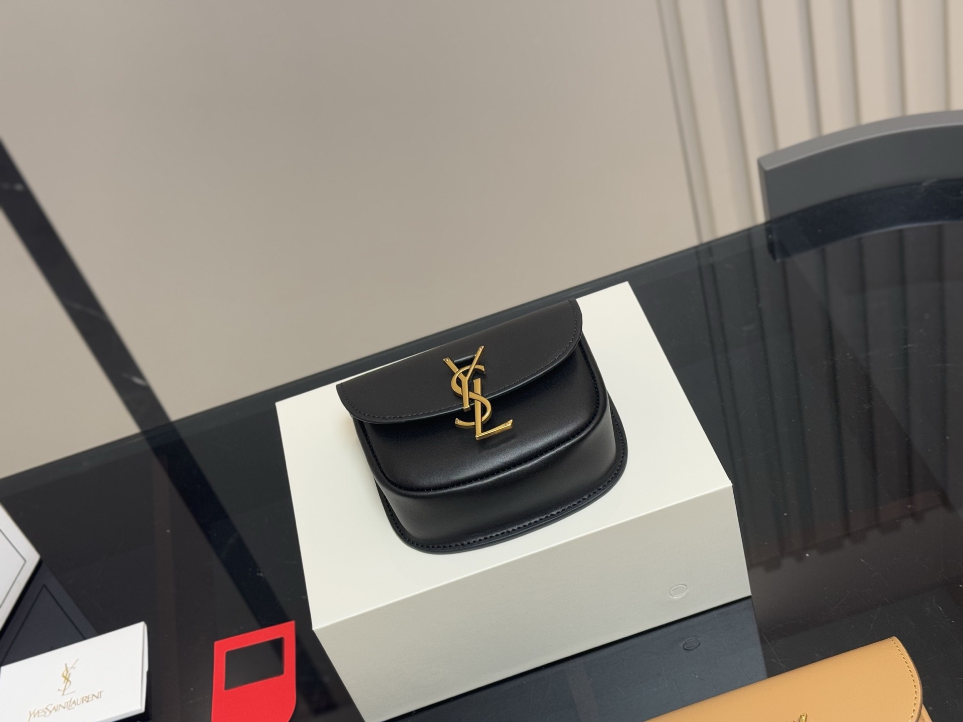 &yen;140 配折叠盒飞机盒 尺寸:17cm 圣罗兰 Kala马鞍 很好看啊啊啊 这款绝对是ysl的鼻祖！ 牛皮品质！ 太STALY！