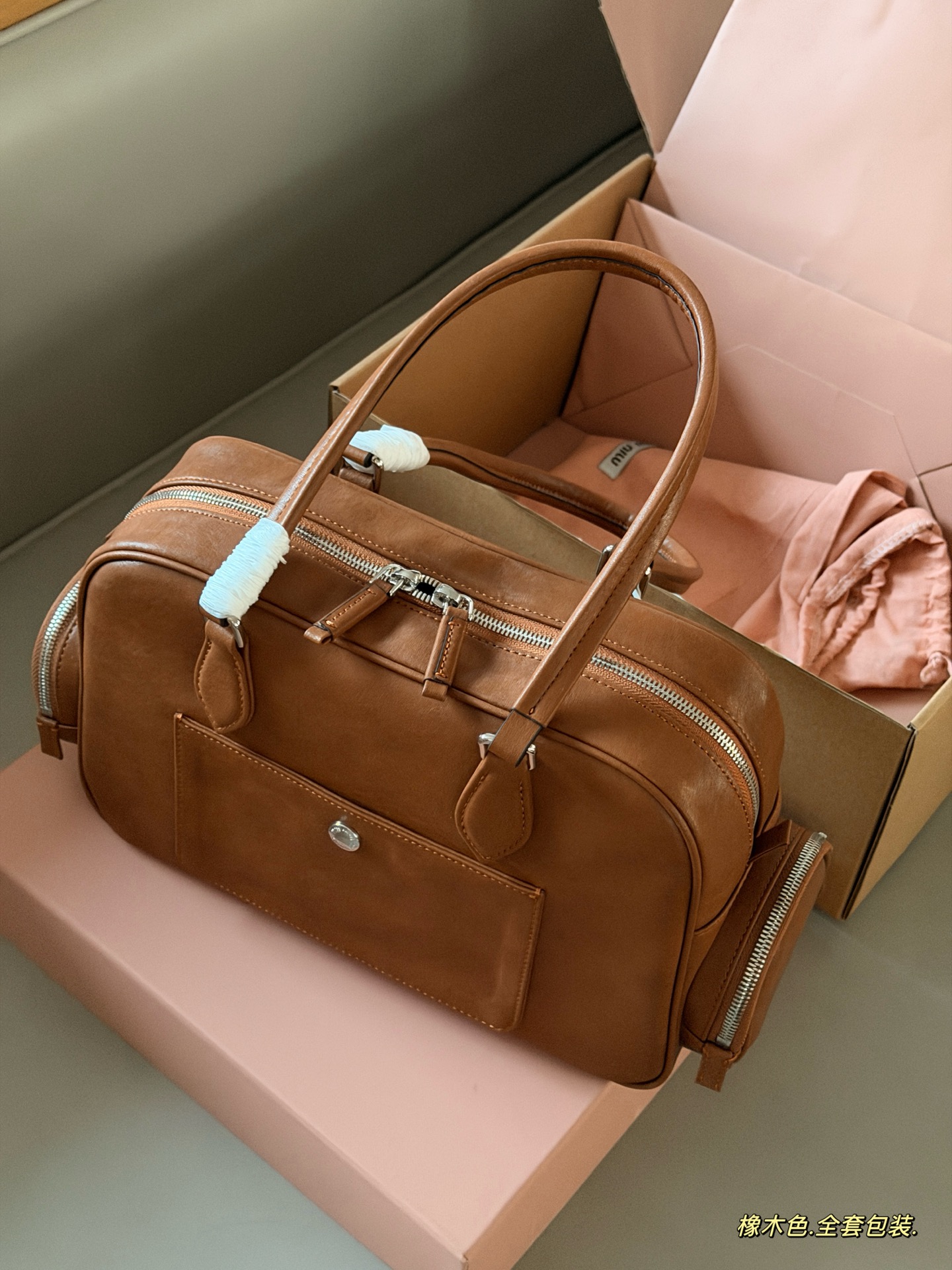 💰310 配全套包装 牛皮 size：38*16cm miumiu 新的小机车包 一眼爱上 皮质是耐用的微雾面肌理， 更复古哦！ 请把这只miumiu机车包焊在我肩上