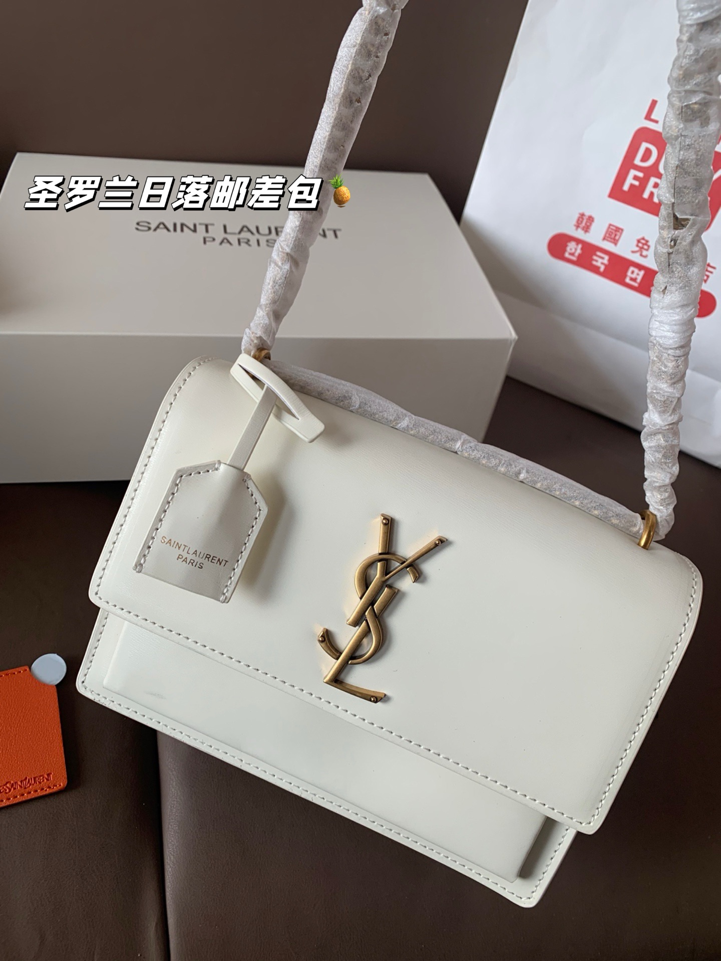 P190 配飞机盒折叠盒子 圣罗兰独家📷实拍】ysl专柜同款 日落邮差包 新鲜出炉啦‼️简直是美到人心啦 高端货 原版五金logo 首选进口皮料 质感超赞😍😍所谓人人必备一款圣罗兰 这个款式必须自留 经典版型! 真的是让人眼前一亮 喜欢的美妞抓紧啦 实物简直太美💕尺寸22*16