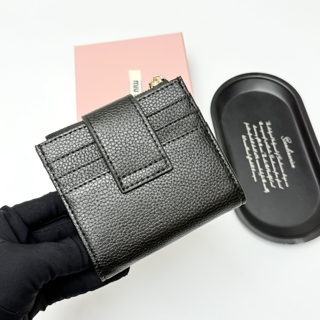 p85🎀miumiu V13🎀颜色 黑 棕🎀尺寸 11.5*10*3 🎀miumiu专柜最新款!专柜爆款热力来袭,釆用顶级进口牛皮,做工精细