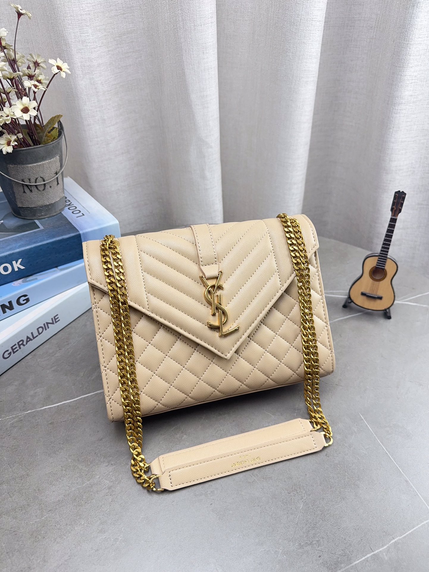 折叠礼盒包装 高品质YSL圣罗兰链条信封包 简约才是百搭公式。 复古又时髦，妥妥的街拍神器。 出街通勤都可。 容量很大，可肩背、斜挎。 搭配很显高级感。 是帅气女孩不可缺少的一款经典存在。 尺寸24*17cm p150