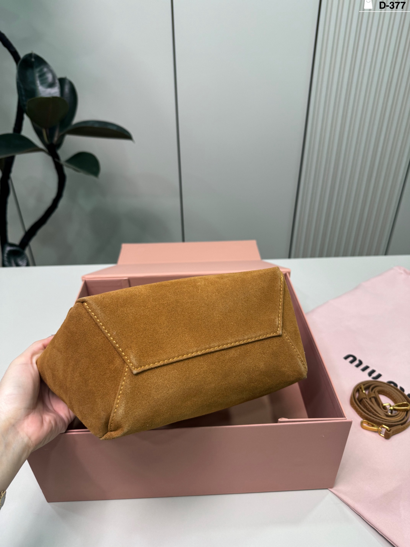 💰p165 D-377尺寸22&times;18折叠盒 Miu Miu Ivy手袋， 简约复古风满满! 通勤休闲都能搭。 秋冬穿搭必备，轻松提升造型感。尺寸适中，实用又时髦，是Miu Miu热门单品，时髦精们都在入手!