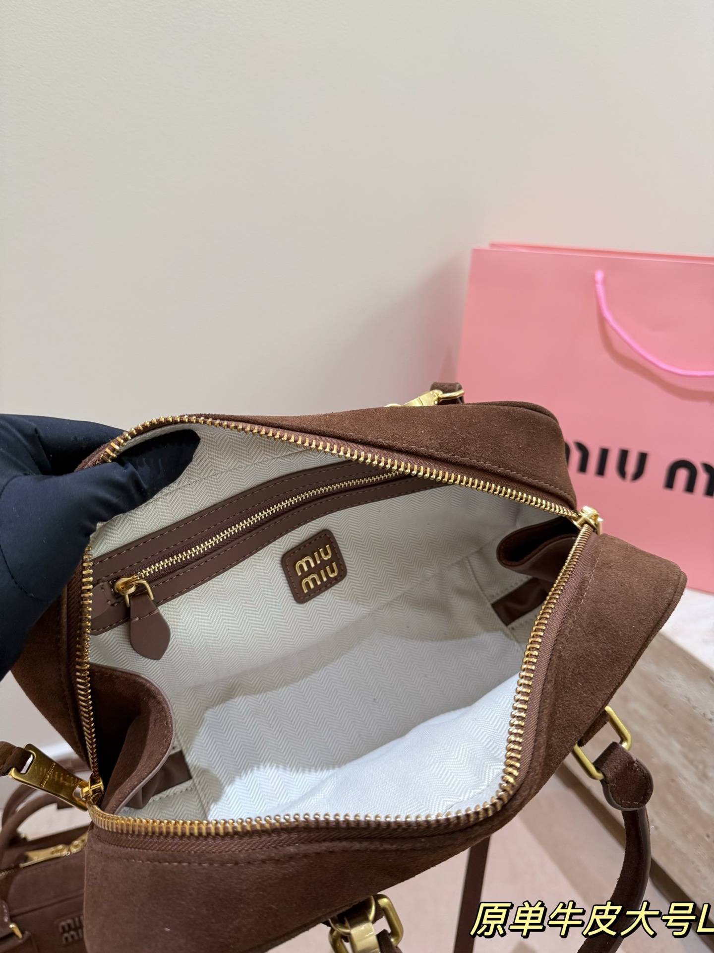 头层牛皮 P275 Miu新品 高级麂皮保龄球包 时尚绝美 大方且与众不同 日常 出街必入款 凸显功能性 实用主义 柔软舒服的触感 彰显 MiuMiu 女性愈加自信，务实，前卫和酷炫的态度 尺寸：28.16cm配礼盒🎁