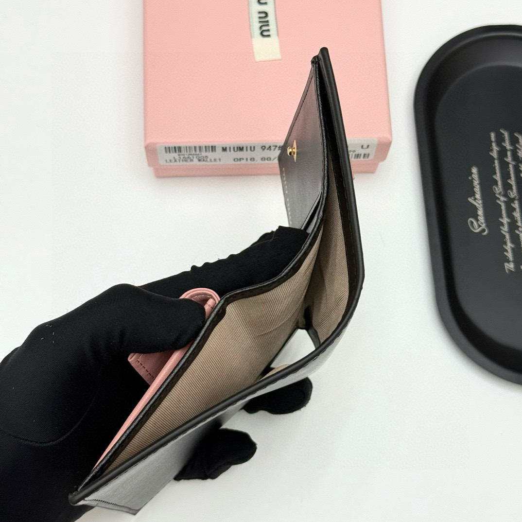 📢📢📢p95 🍒 miumiu 947 颜色：黑色 粉色 深灰色 浅灰色 尺寸：11.5*10*3 说明:miumiu专柜最新款火爆登场！采用头层牛皮，做工精致， 媲美专柜！多功能小钱包，超级精致时尚！