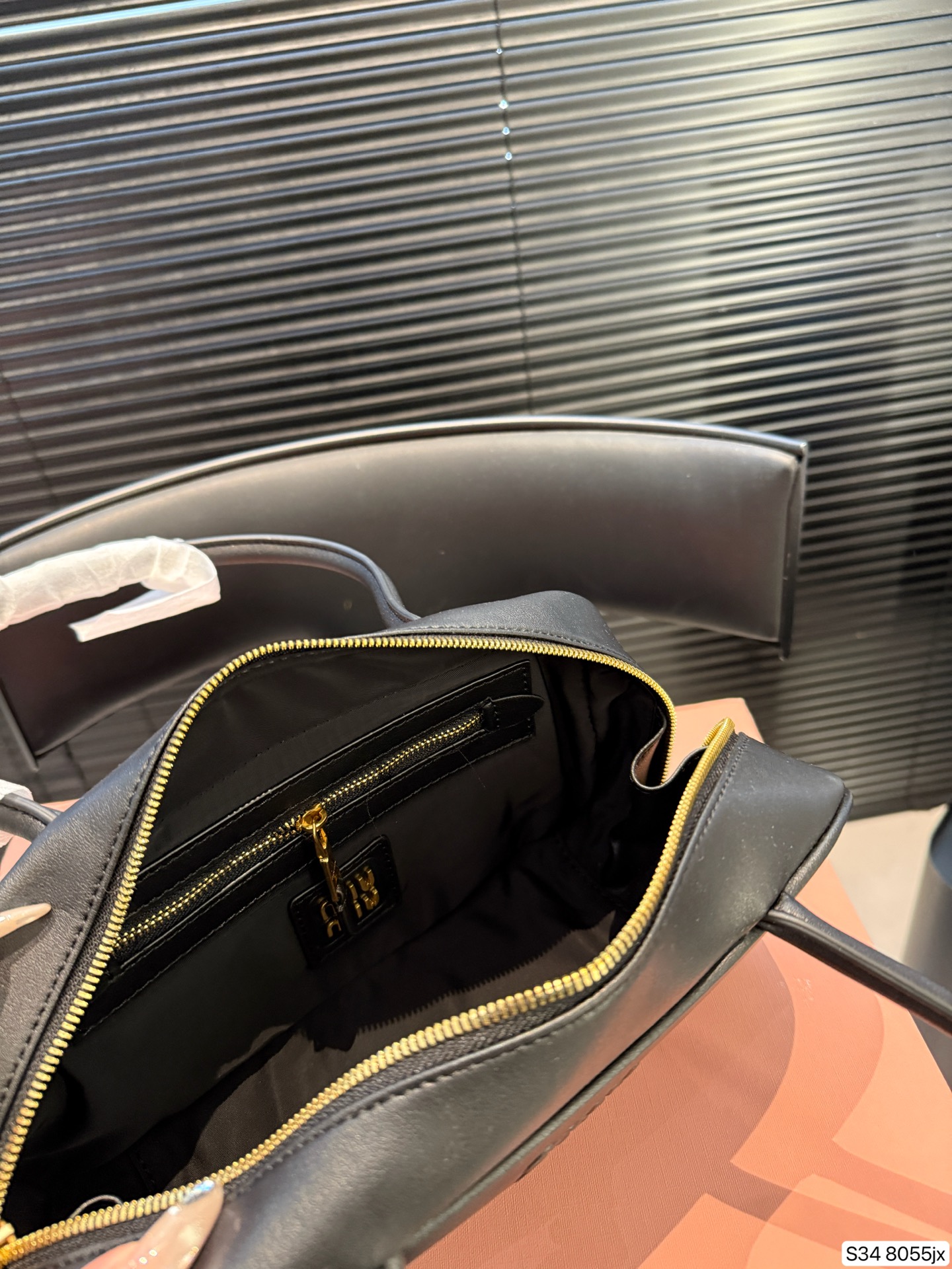 P220配折叠盒子 MIUMIU 保龄球手提包 轻轻松松高级感 包包手感巨好容量也很不赖 简单却又不失华丽 不要觉得会炸眼太高调了什么的 根本不会！ 在你的精简穿搭上简直就是点睛之笔 尺寸：27 12货号8055