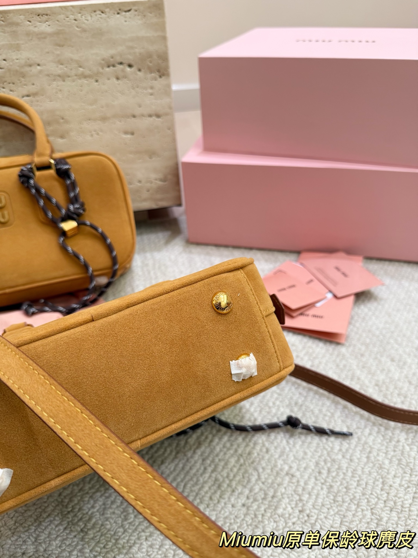 复刻版 麂皮 P200 P190 miumiu限定款保龄球包 简单又好看 miumiu而且超级实用， #miumiu新款包包 尺寸大号28 16cm 小号23 14cm