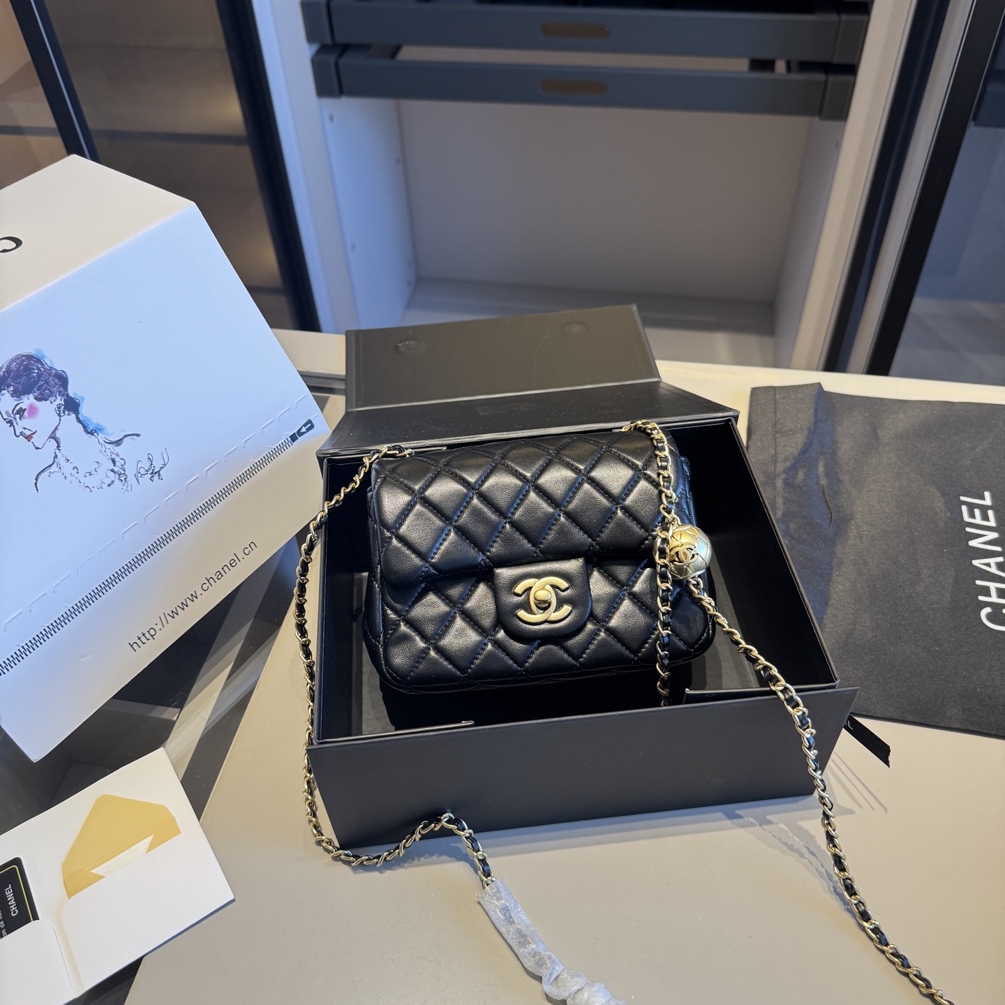 🅿️165✅新品推荐🔜 升级版～顶级货🔥全套包装‼️ 金球🔥CHANEL香奈儿经典金球系列方胖子菱格链条包👍金球可调节～小香顶级小羊皮面料哦！采用原版复刻五金配件！经典logo！原版做工！皮质手感超级棒哦！堪比专柜品质～人手必备单品哦！✈️原版飞机盒🎁原版折叠礼盒包装（size：17*13）