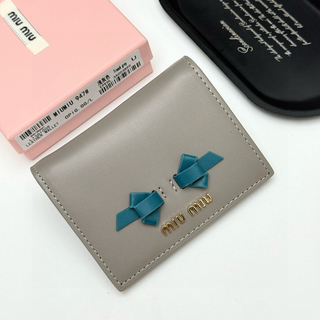 📢📢📢p95 🍒 miumiu 947 颜色：黑色 粉色 深灰色 浅灰色 尺寸：11.5*10*3 说明:miumiu专柜最新款火爆登场！采用头层牛皮，做工精致， 媲美专柜！多功能小钱包，超级精致时尚！