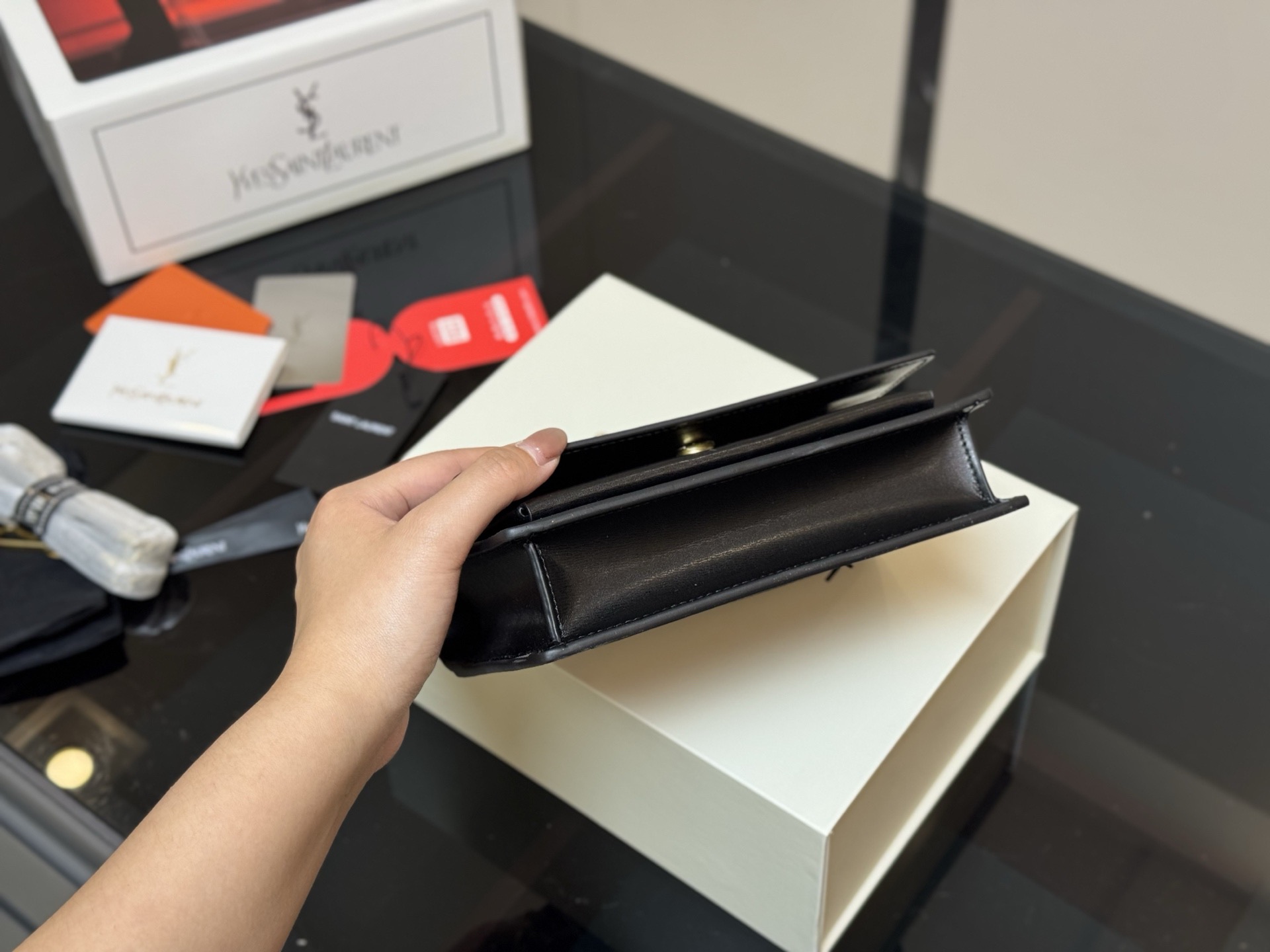 &yen;180 牛皮版本 配全套包装 圣罗兰王子文同款 无敌经典款牙签纹sunset日落包原厂皮版本！ 出了这么长时间热度依然不减， 可见它受人喜欢的程度非同一般！ 力求无穷大的接近正品， 高品质却不高价，心动不如马上行动！ 尺寸：19.13cm