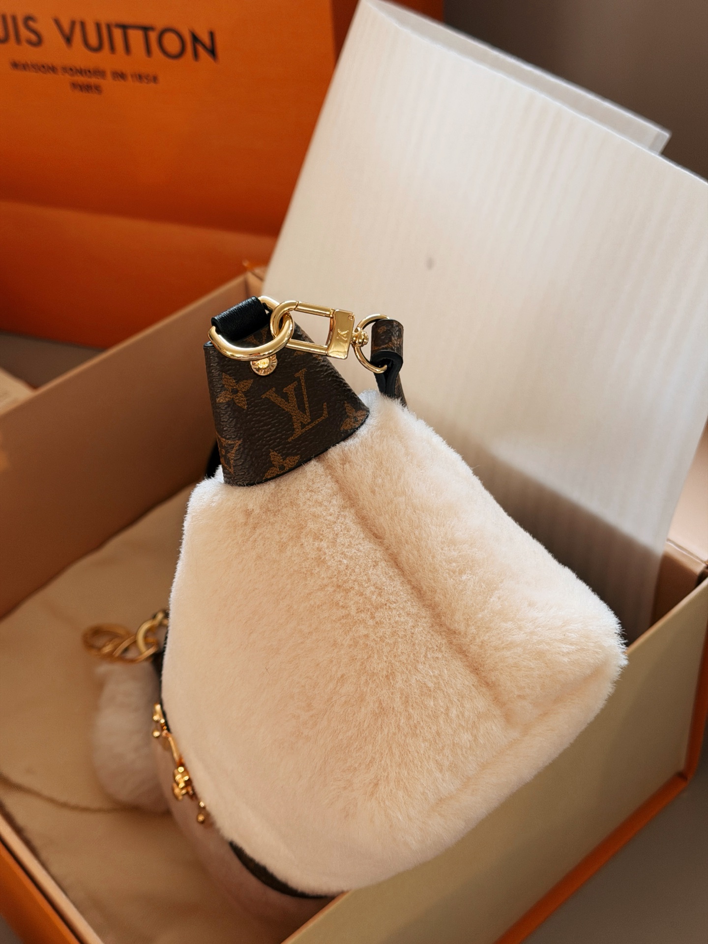 💰 180配盒 赠送挂件哦！ size：21.5*12cm L家 新款MIA饺子包 小小饭盒包拿捏 奶呼呼的毛绒包 摸起来像抱着一团云朵， 老花皮拼接+金属扣设计复古又高级 还有可爱的花朵挂饰加持 冬天背它出门，保暖又吸睛哦！