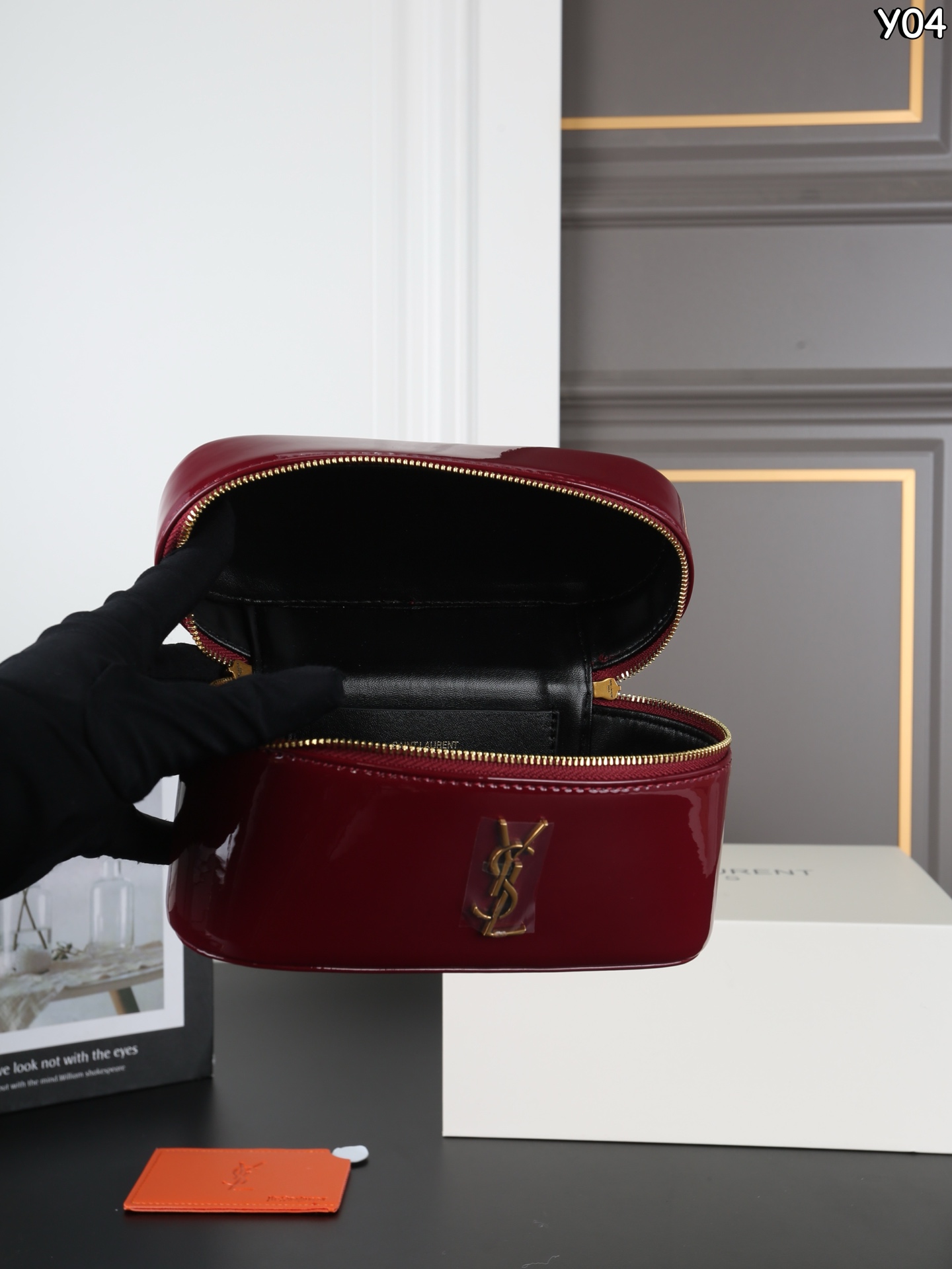 P180 全套礼盒 圣罗兰 YSL GABY 漆皮 盒子包 单肩斜挎手提包化妆包 漆皮更复古，更有个性~ 秋冬新款漆皮系列丨泛着高级光泽哇 高级感都要溢出来啦 尺寸：18&times;12