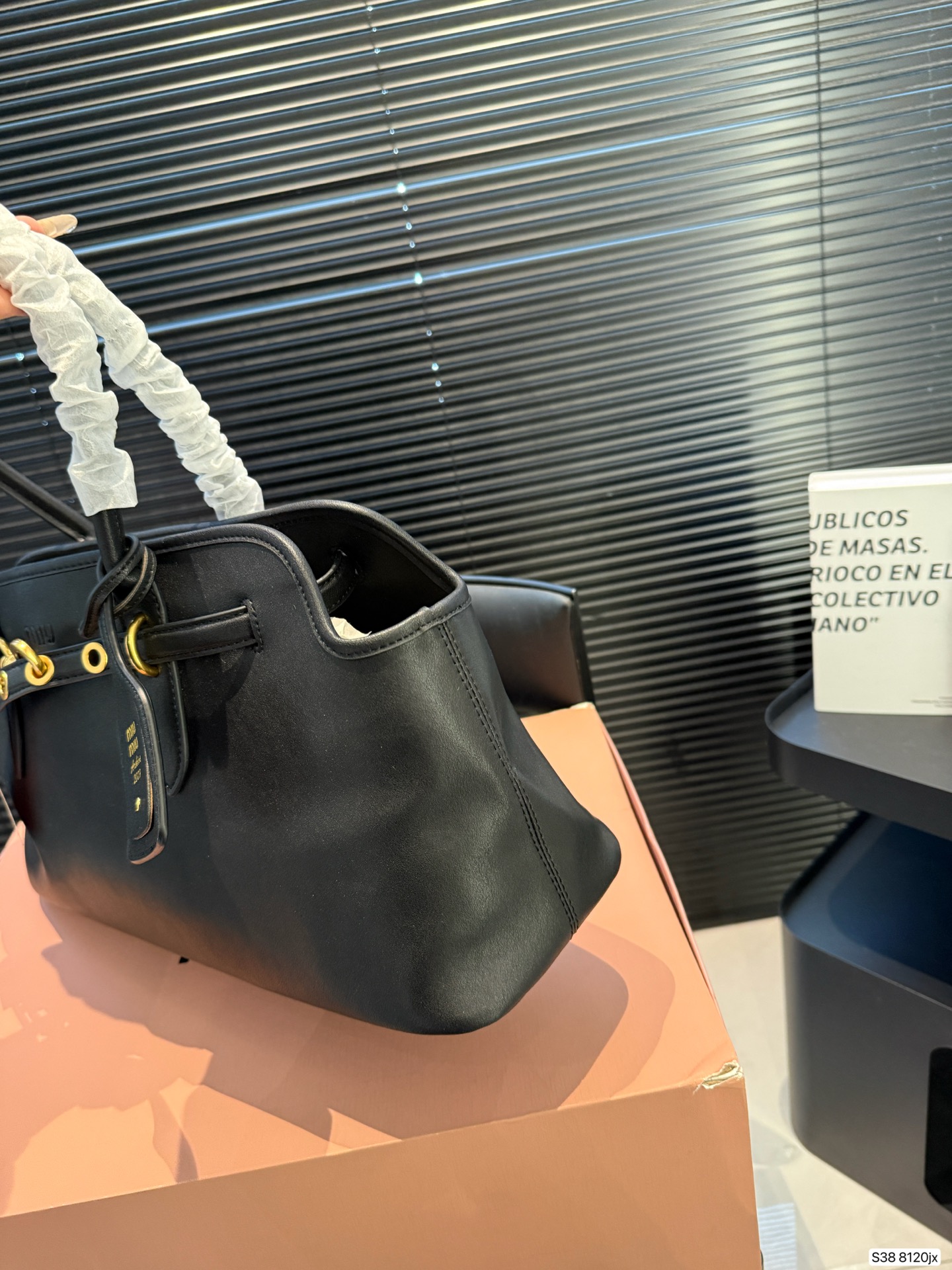 P240 配折叠盒子 麂皮缪缪托特 要么说今年MIUMIU确实“妖”呢 不得不承认MIUMIU现在的产品越来越受欢迎了,不仅仅女生的适龄段继续年轻化,男生的关注度也越来越高,而且营销的确也跟得上,时装周期间的热搜数量就很说明问题~尺寸:45 23货号8120