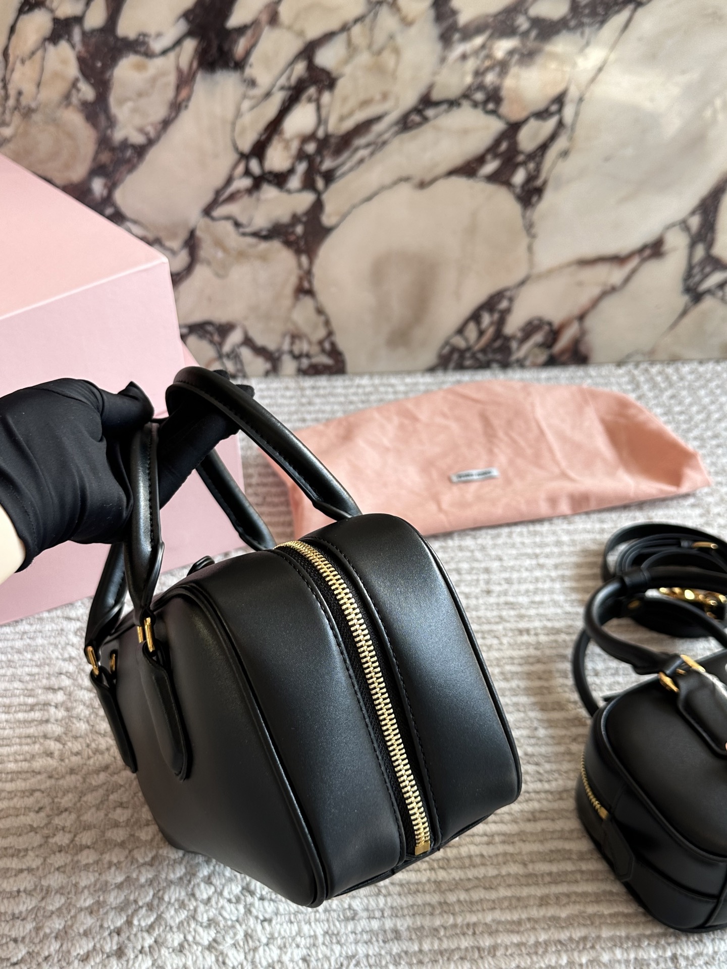 💰190、💰180 配盒 size：22*11cm 27*13cm miumiu保龄球/公文包/ 包包甜度刚好！ 很难不爱啊啊！ 可手拎也可斜挎 绝对不是小废包哦!容量足足的~~ 出场就是miumiu小公主！