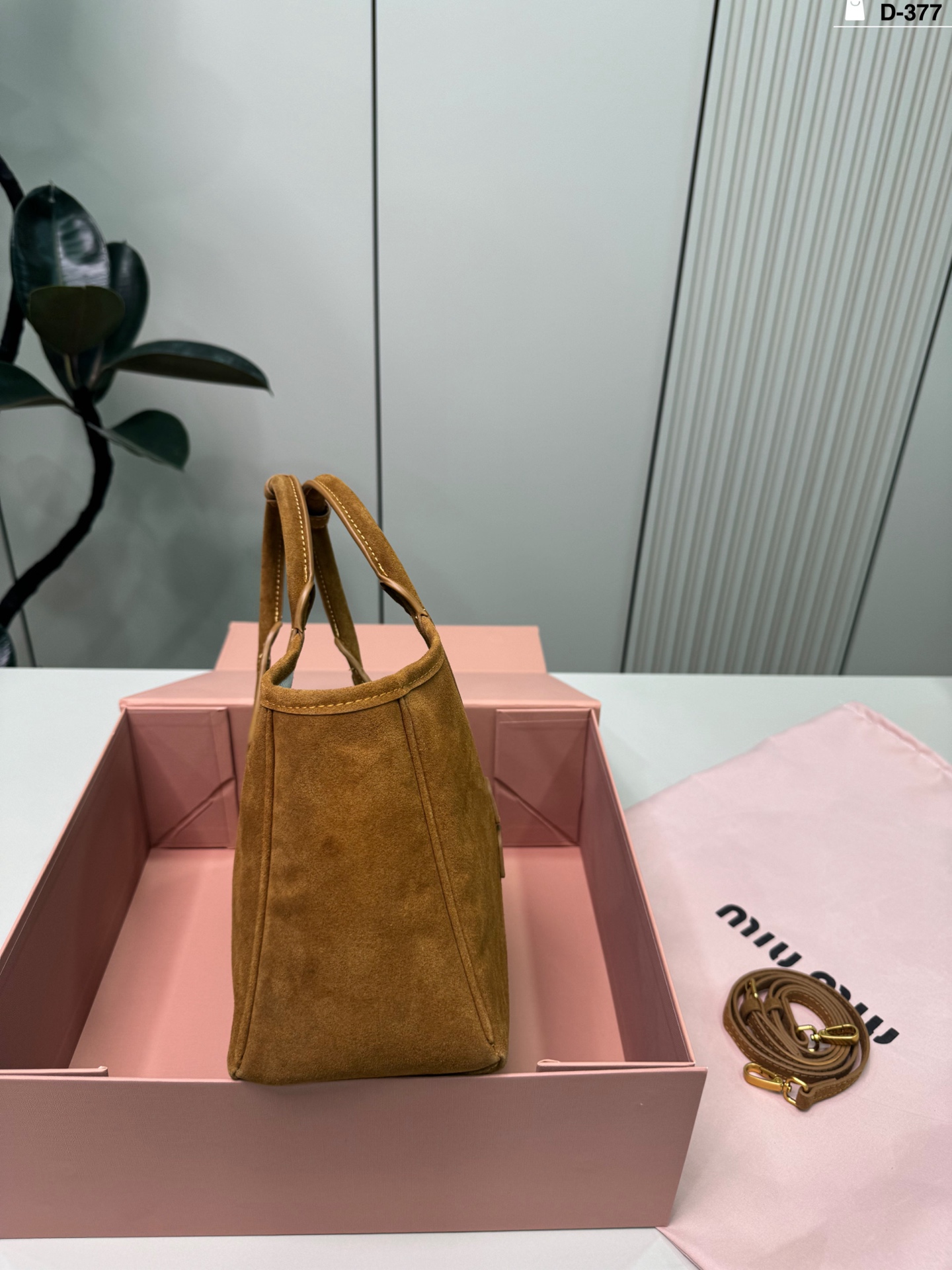 💰p165 D-377尺寸22&times;18折叠盒 Miu Miu Ivy手袋， 简约复古风满满! 通勤休闲都能搭。 秋冬穿搭必备，轻松提升造型感。尺寸适中，实用又时髦，是Miu Miu热门单品，时髦精们都在入手!