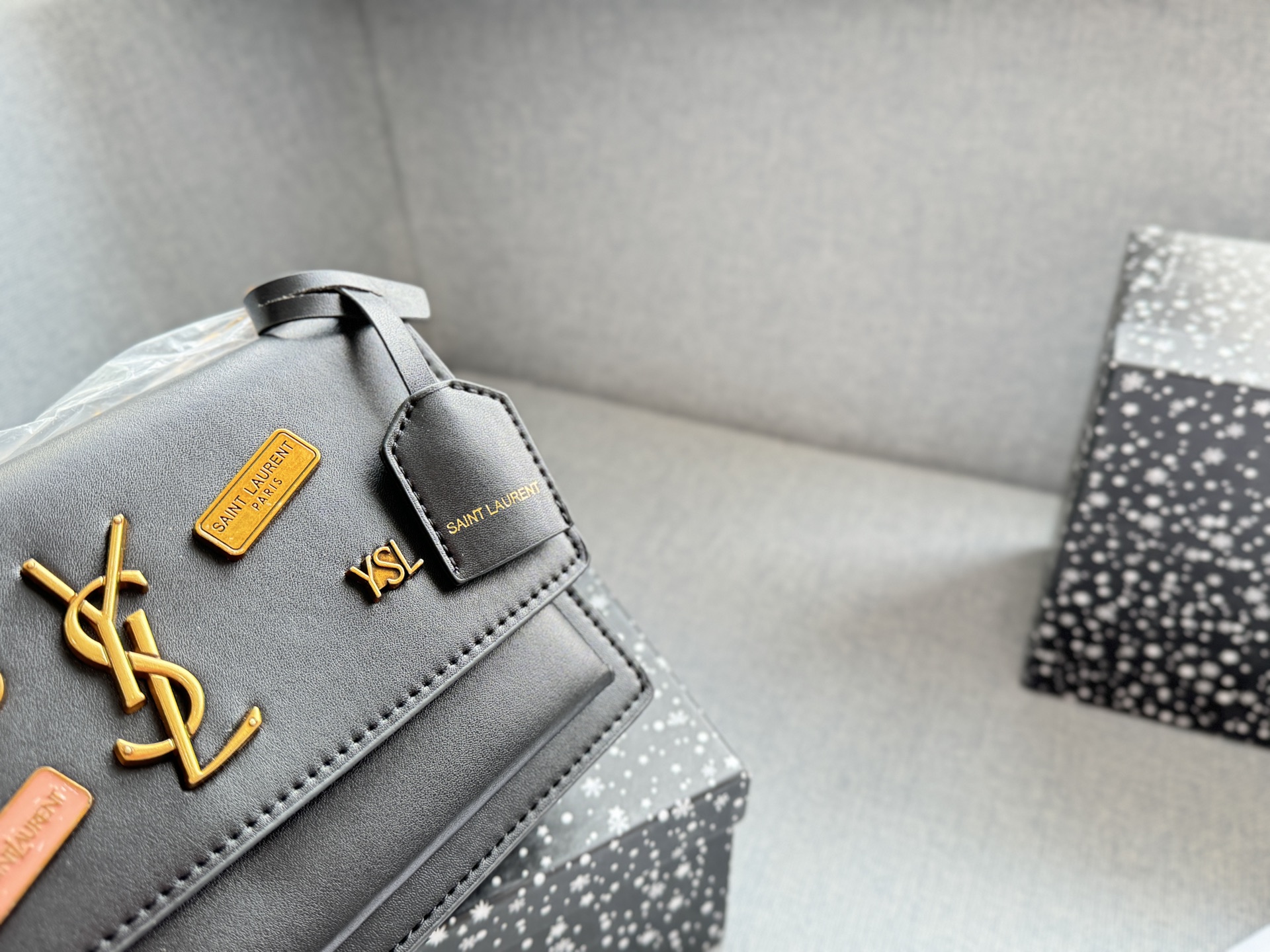 💰130 天地盖 size：22&times;15 圣罗兰 YSL SUNSET 徽章 日落包单肩斜挎手提包 链条包 低调奢华又复古计。包身硬挺，风琴式翻盖+徽章装饰，细节满分! 小巧实用，通勤休闲都 OK。内部多层隔层，收纳力强，链条肩带可单肩/斜挎，百搭灵活。