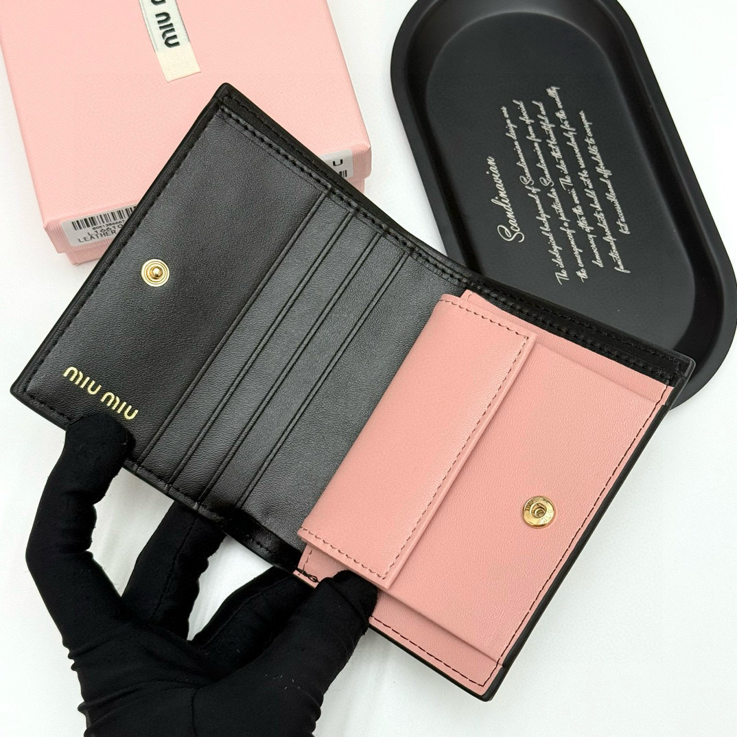 📢📢📢p95 🍒 miumiu 947 颜色：黑色 粉色 深灰色 浅灰色 尺寸：11.5*10*3 说明:miumiu专柜最新款火爆登场！采用头层牛皮，做工精致， 媲美专柜！多功能小钱包，超级精致时尚！