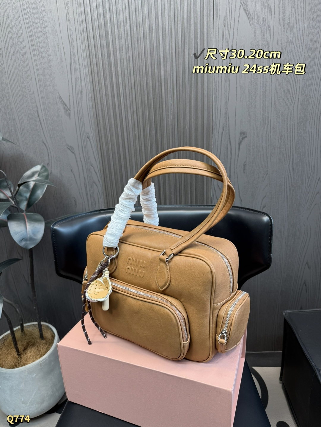 💰190 配折叠盒 尺寸：30.20 cm 缪缪 MIUMIU今年最特别款式机车包.斜挎包-皮质柔软，棉质缎面衬里，多口袋设计模糊功能与装饰界限，个性鲜明，能驾驭各种风格，可甜可盐，容量可光，各大明星时尚搏主几乎人手一个