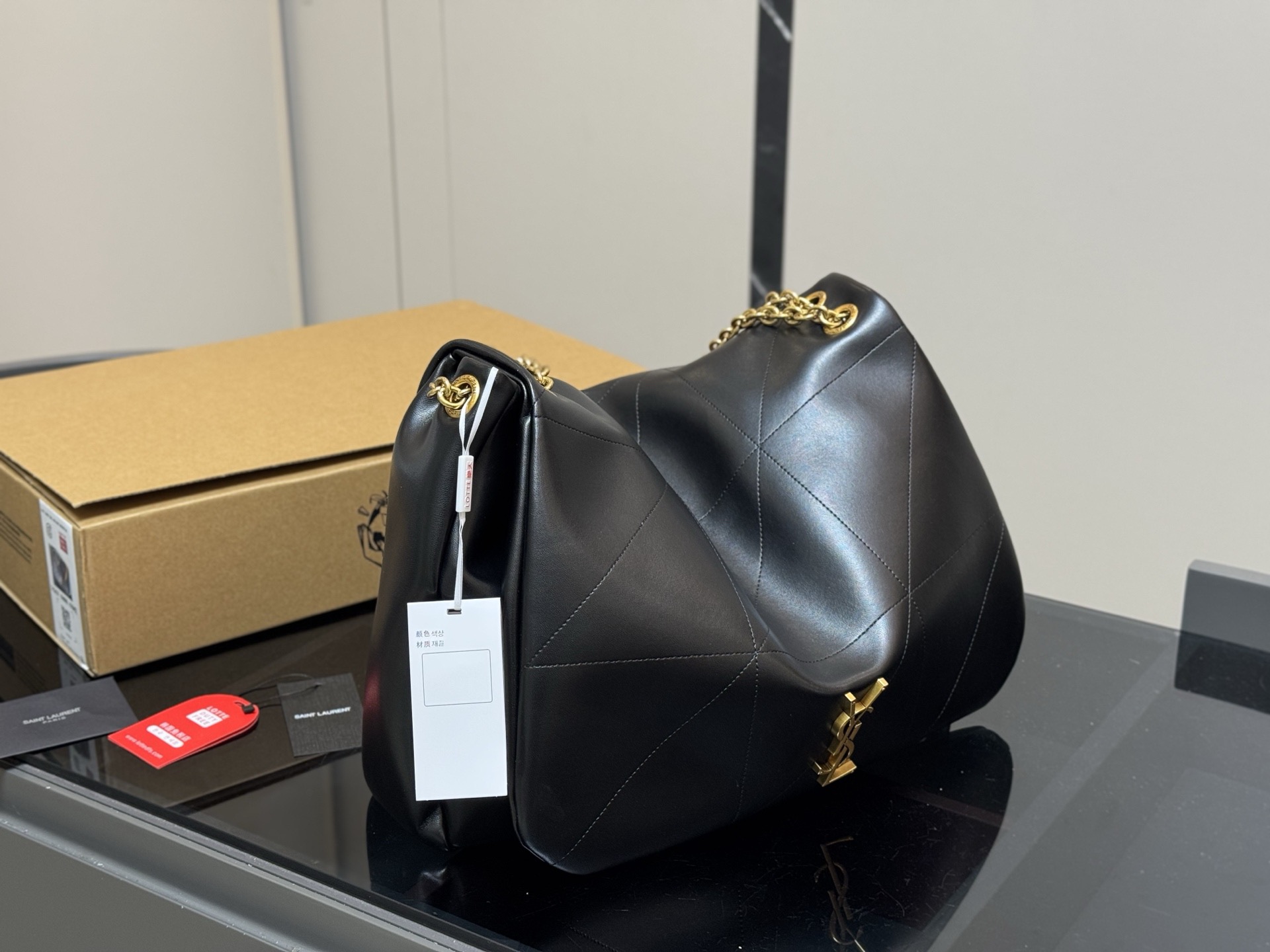 &yen;220 配盒 SAINT LAURENT|新款 链条包百Jamie」 圣罗兰新款大包JAMIE,你的时尚救星来了!」超细腻羊皮纹 手感舒适且耐用。 珠宝级工艺金属链条， 细节处的精致让你的品位更 上一层楼。 说慵懒松弛的设计，让你轻松驾驭各种场合，既有范又显气质。 由这款包包不仅日常实用，更是展现你的时尚态度! 40.30cm