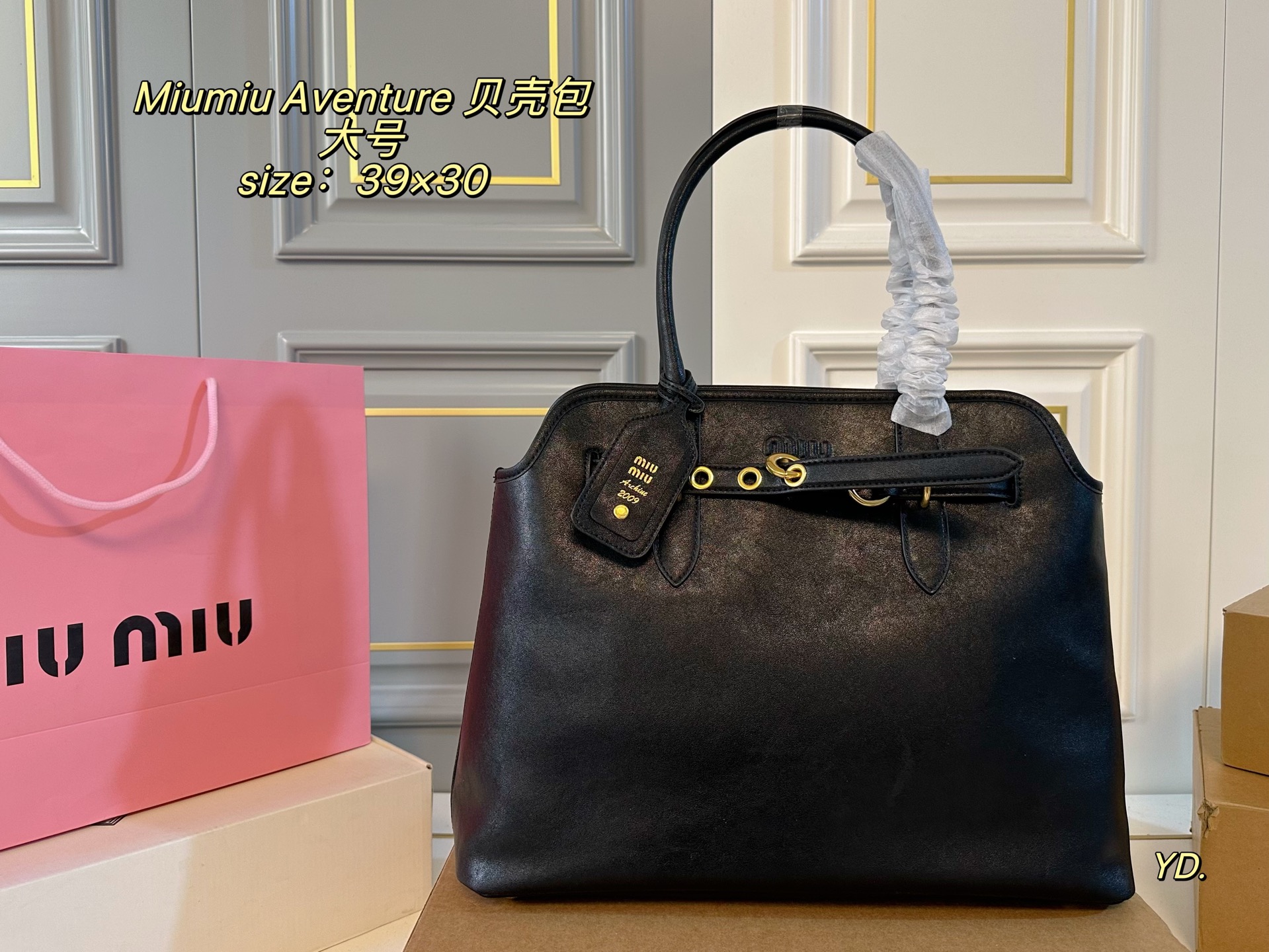 P250大号（无盒） size：39&times;30大号 MiuMiu缪缪新款Aventure24贝壳包 💕 皮质有种做旧年代感 复古感满满 自重轻，设计感强，洋气时髦 超大空间，又高级又能装‼️