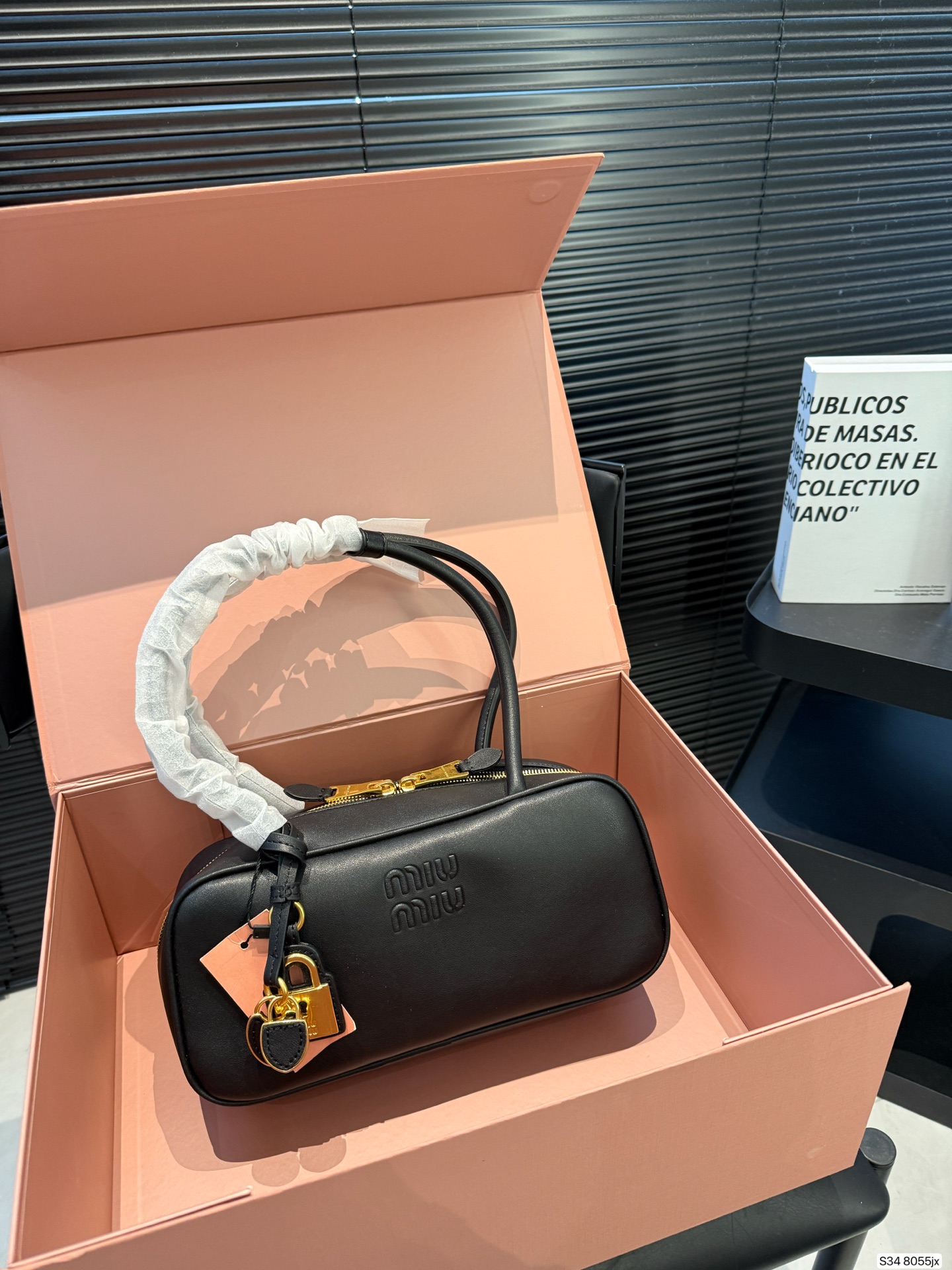 P220配折叠盒子 MIUMIU 保龄球手提包 轻轻松松高级感 包包手感巨好容量也很不赖 简单却又不失华丽 不要觉得会炸眼太高调了什么的 根本不会！ 在你的精简穿搭上简直就是点睛之笔 尺寸：27 12货号8055