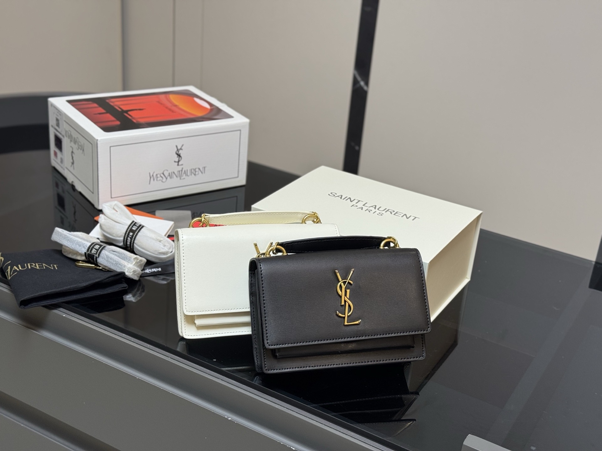 &yen;180 牛皮版本 配全套包装 圣罗兰王子文同款 无敌经典款牙签纹sunset日落包原厂皮版本！ 出了这么长时间热度依然不减， 可见它受人喜欢的程度非同一般！ 力求无穷大的接近正品， 高品质却不高价，心动不如马上行动！ 尺寸：19.13cm