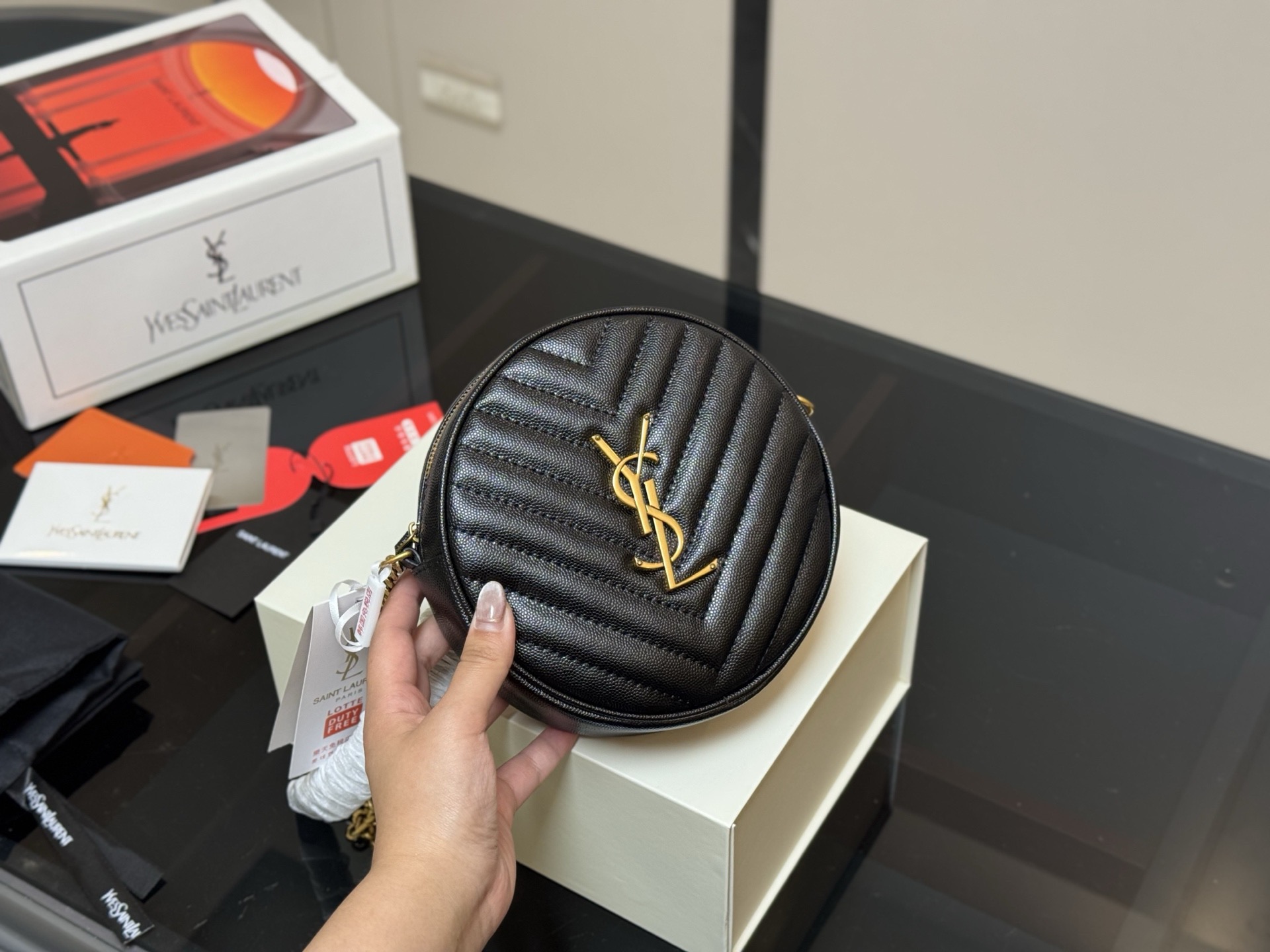 &yen;140 配折叠盒飞机盒 size：17.17cm 圣罗兰 圆饼包 鱼子酱看起来质感特别好！ 耐磨耐用！ 🉑️斜挎🉑️