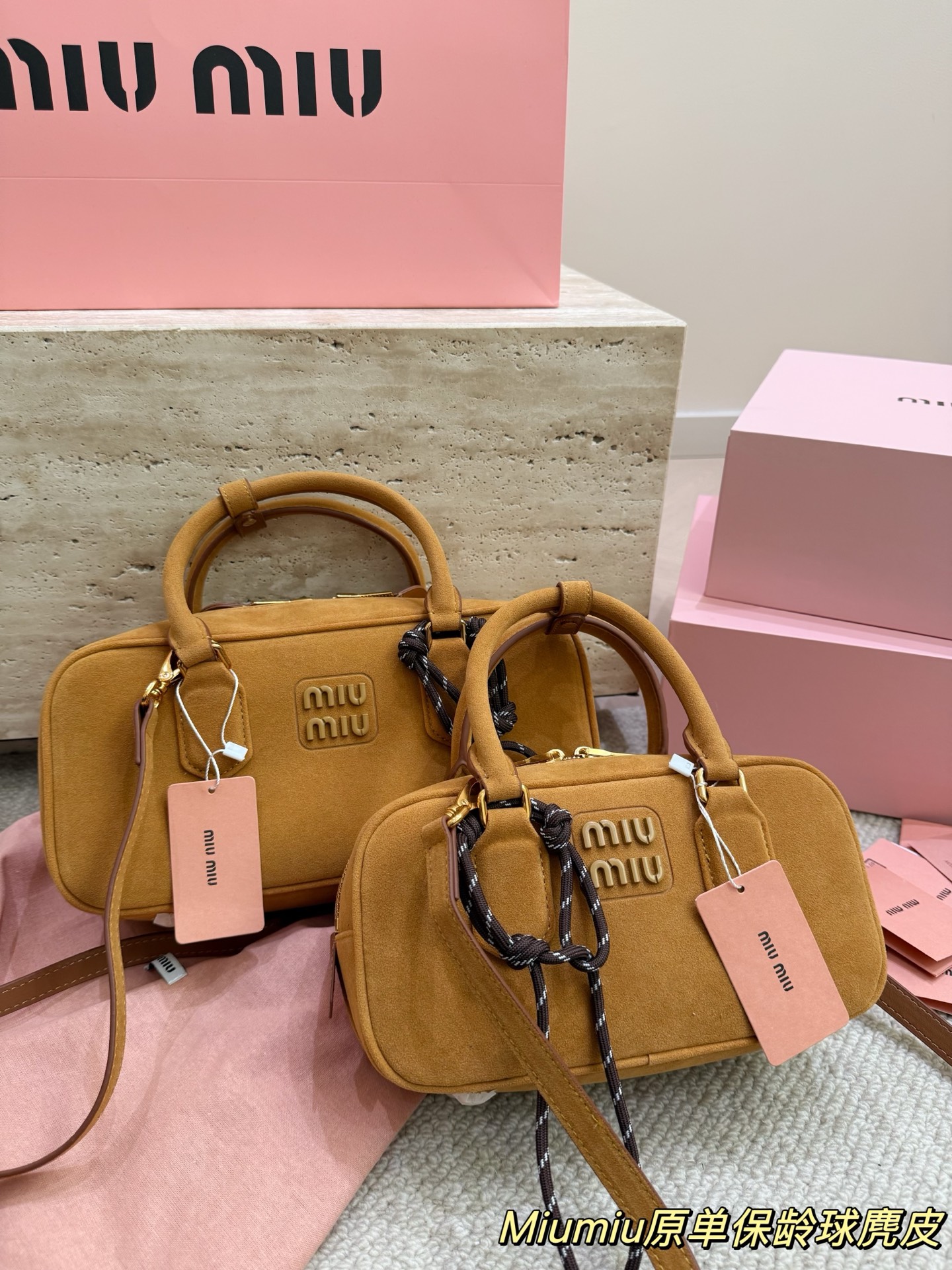 复刻版 麂皮 P200 P190 miumiu限定款保龄球包 简单又好看 miumiu而且超级实用， #miumiu新款包包 尺寸大号28 16cm 小号23 14cm