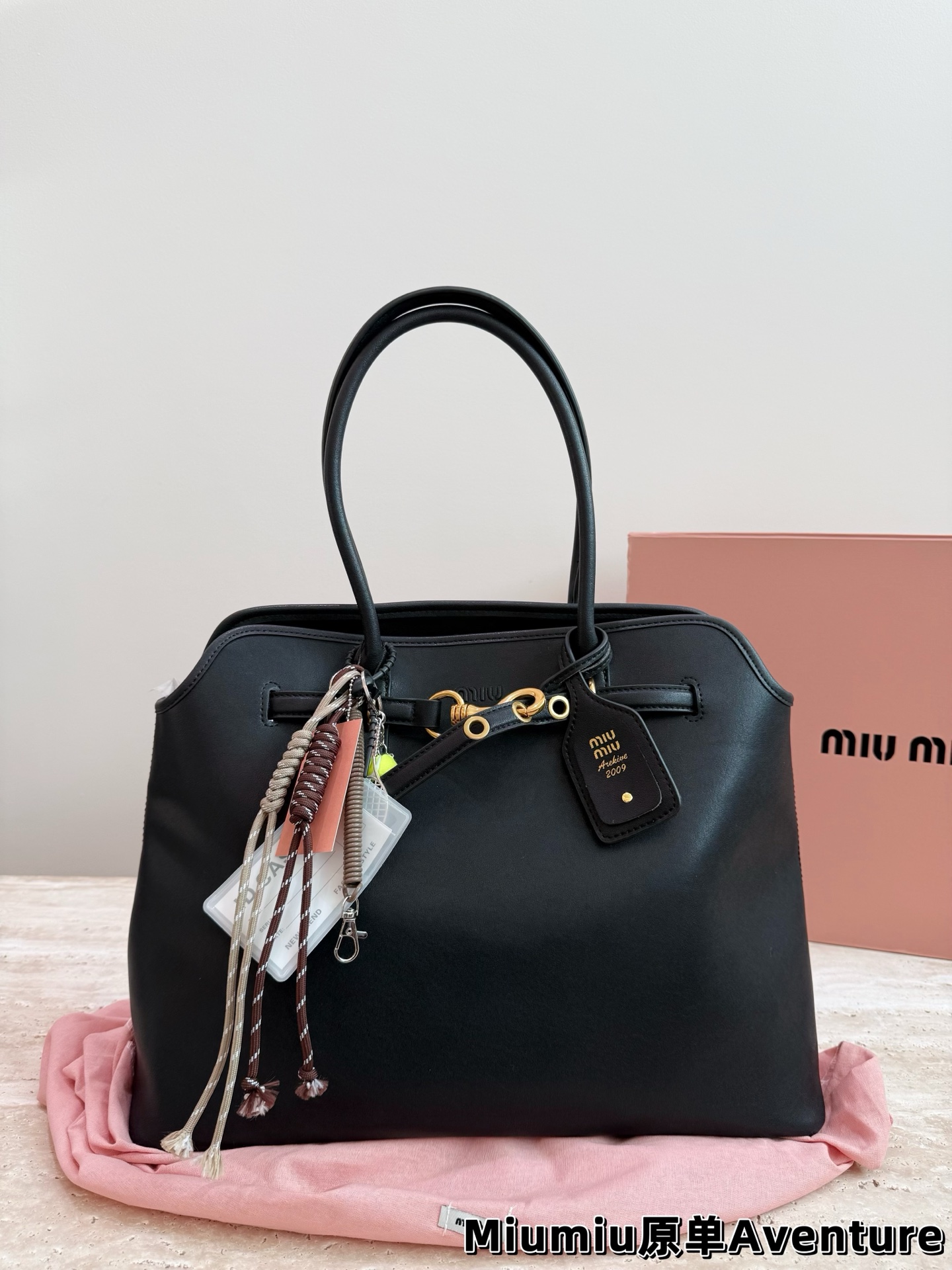 P250 MiuMiu Aventure托特包 👜MiuMiu Aventure托特包,选用橡木色小牛皮,质地柔软细腻,金属皮带搭扣超有复古感✨。尺寸约40×31×13cm,容量大,通勤日常都OK!内部斜纹帆布衬里,实用又时髦。焦糖棕色超适合秋冬,搭配风衣针织衫氛围感拉满🍂。自重轻,手提肩背都方便,是功能与设计感兼具的通勤包!配盒子