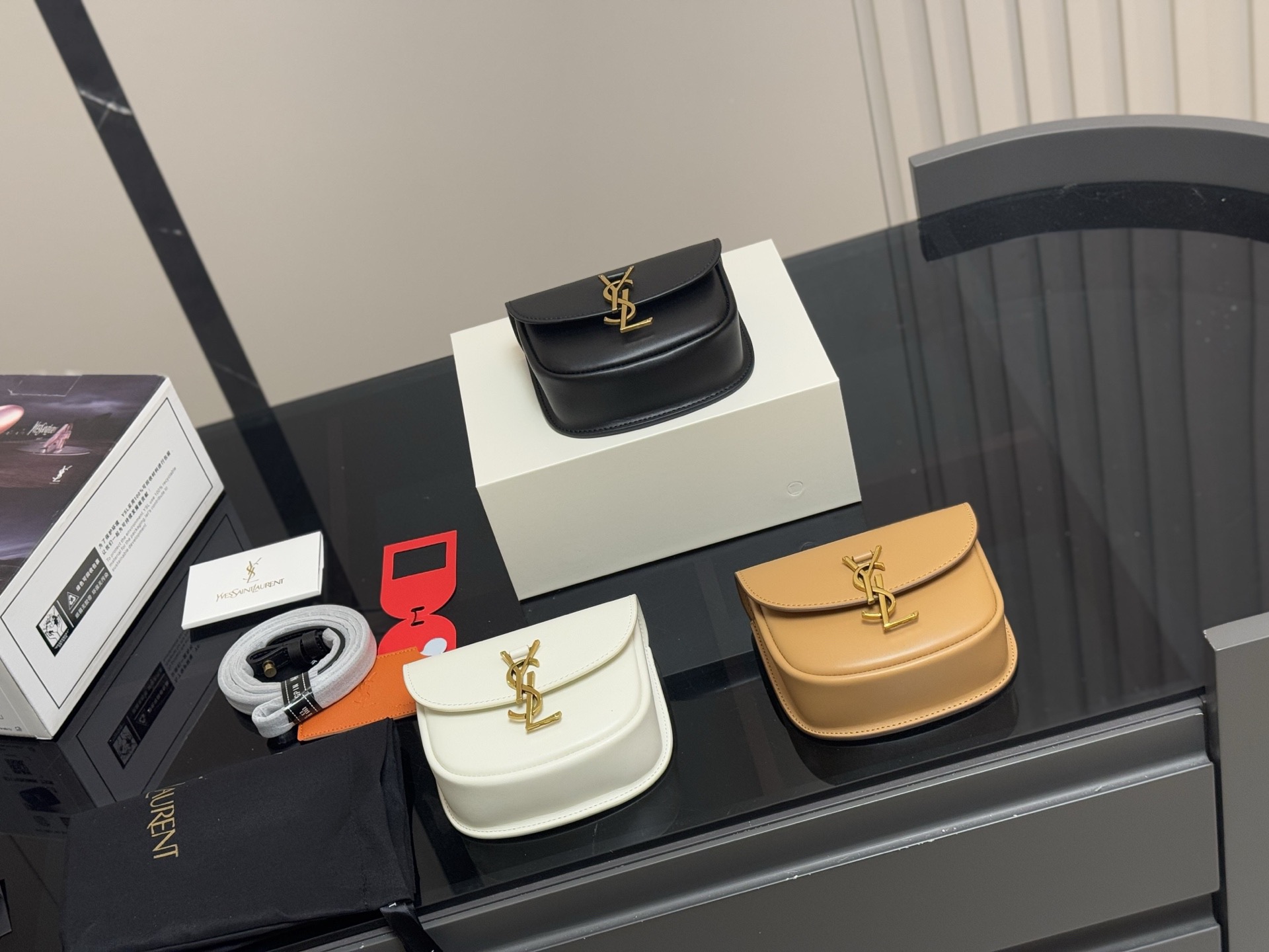 &yen;140 配折叠盒飞机盒 尺寸:17cm 圣罗兰 Kala马鞍 很好看啊啊啊 这款绝对是ysl的鼻祖！ 牛皮品质！ 太STALY！