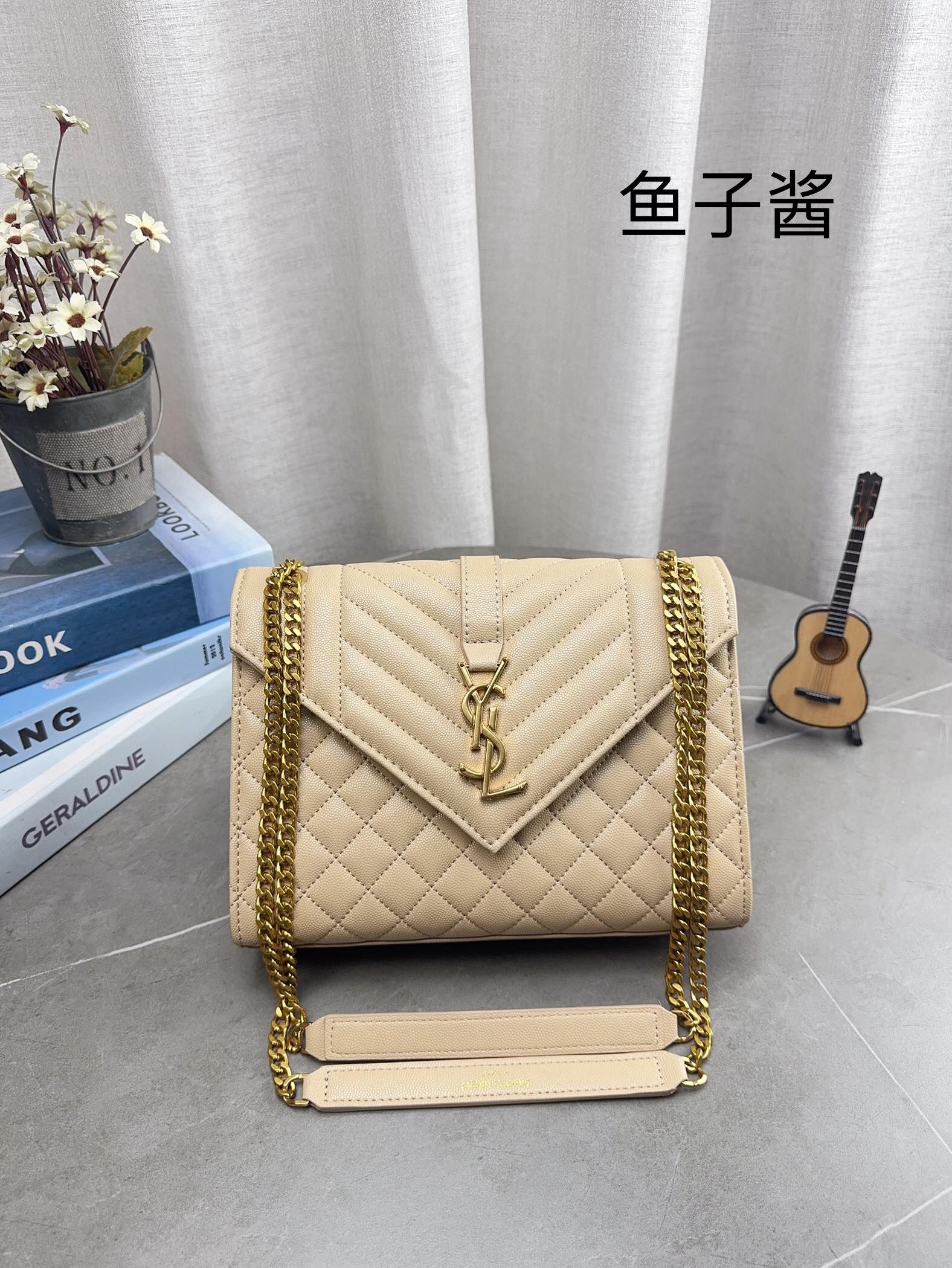 折叠礼盒包装 高品质YSL圣罗兰链条信封包 简约才是百搭公式。 复古又时髦，妥妥的街拍神器。 出街通勤都可。 容量很大，可肩背、斜挎。 搭配很显高级感。 是帅气女孩不可缺少的一款经典存在。 尺寸24*17cm p150