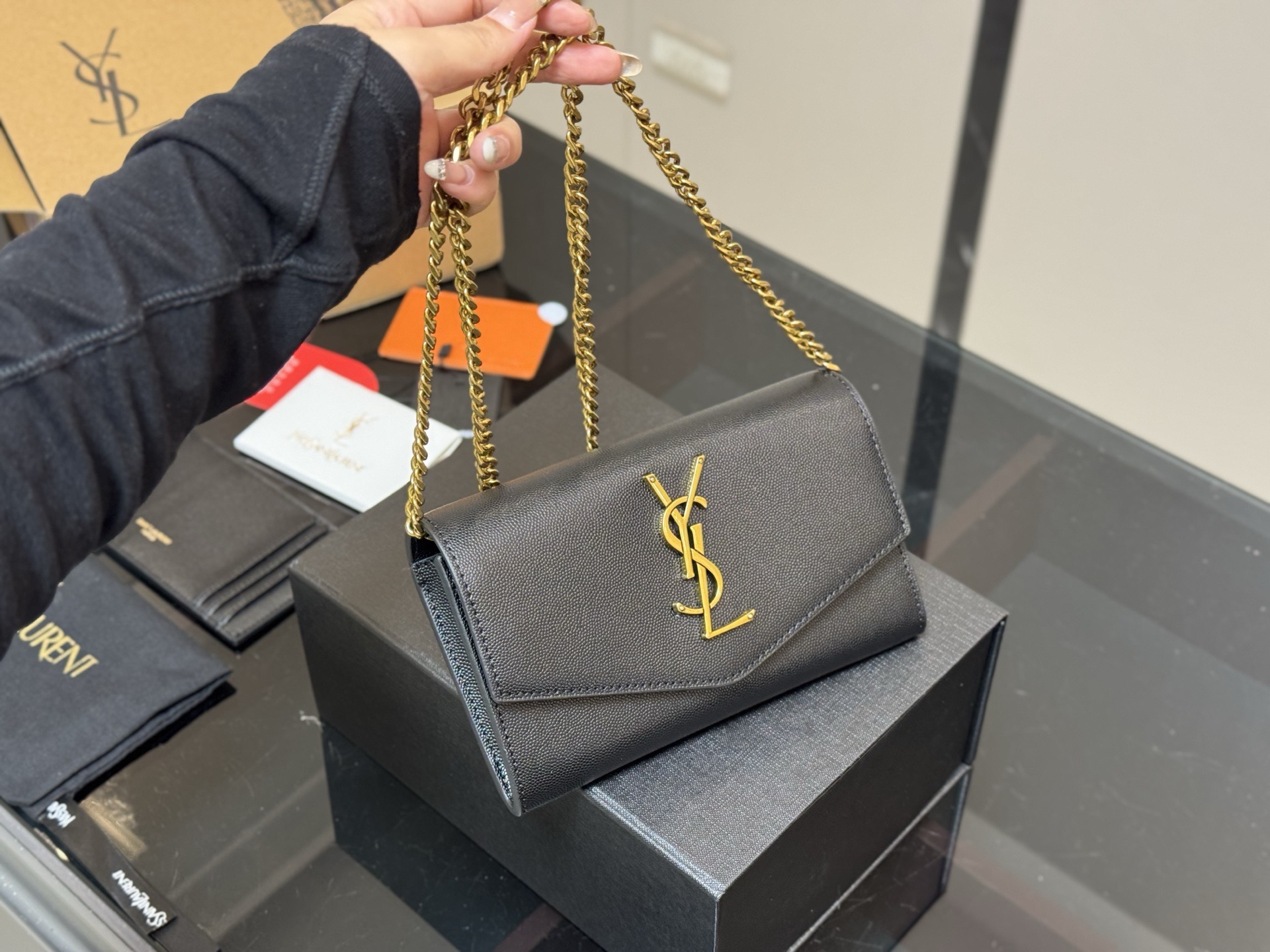 ¥150 配折叠盒飞机盒 size:19*12cm 圣罗兰 woc二合一信封包 牛皮看起来质感特别好!耐磨耐用! 🉑️斜挎🉑️