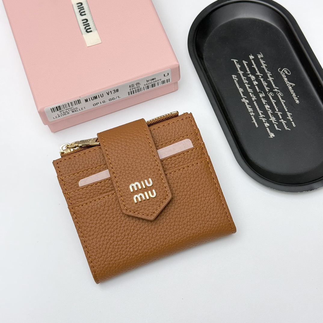 p85🎀miumiu V13🎀颜色 黑 棕🎀尺寸 11.5*10*3 🎀miumiu专柜最新款!专柜爆款热力来袭,釆用顶级进口牛皮,做工精细