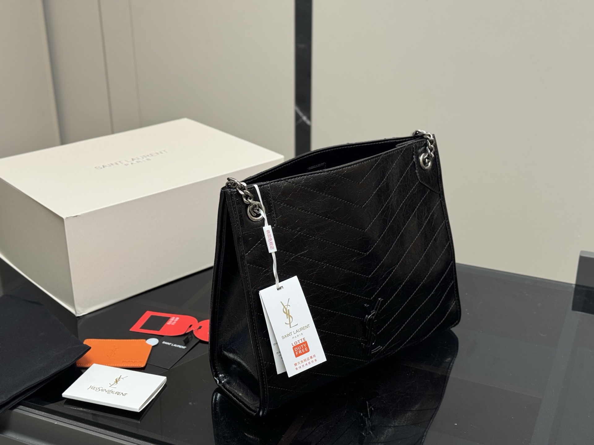 &yen;200 配全套包装 size：32*27 圣罗兰的托特包 抓皱油蜡牛皮 niki shopping bag 很不一样杨树林 niki和这款托特确实是别出心裁的设计有种莫名其妙的时髦