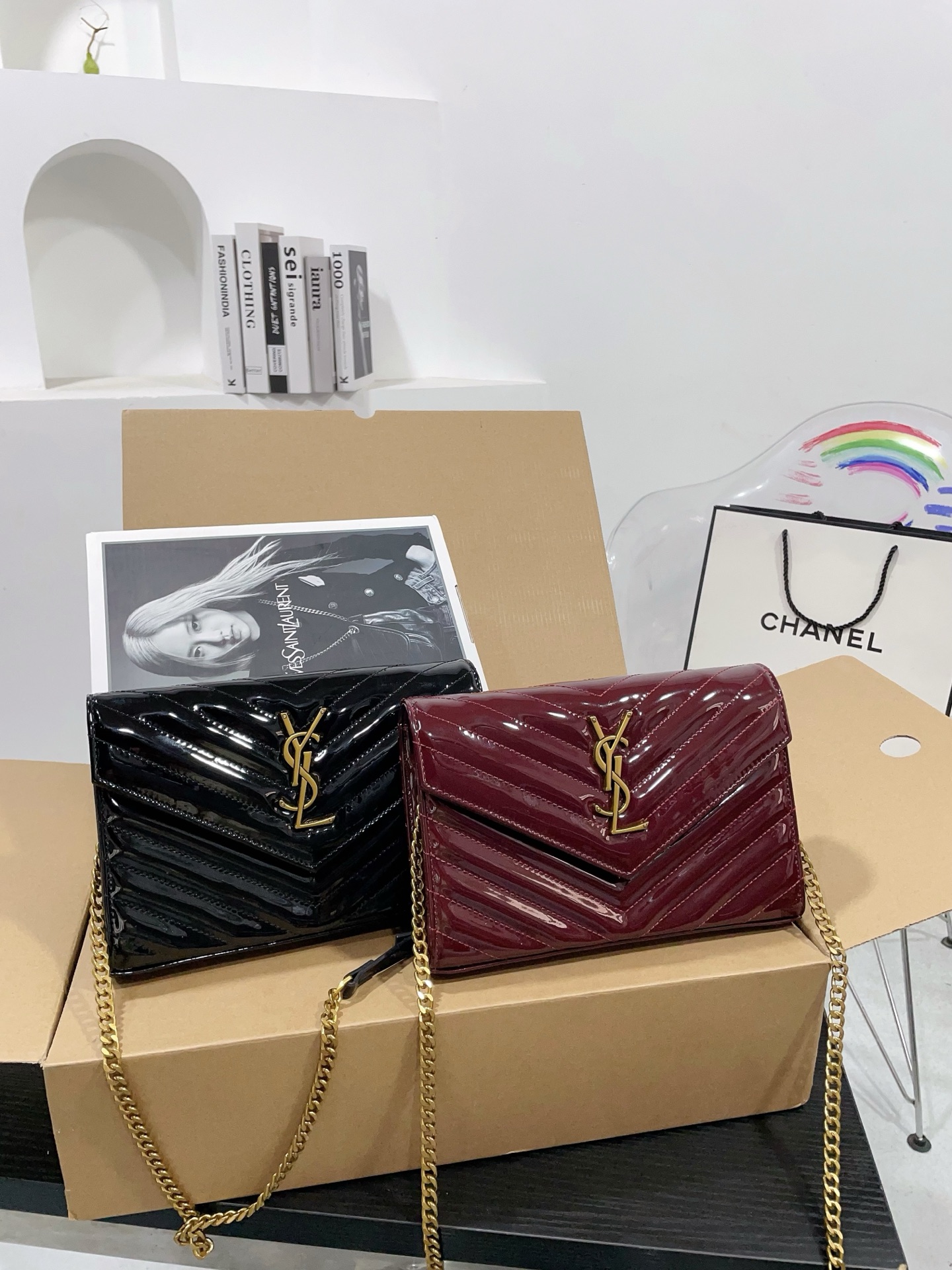 👑💰P150 配飞机盒折叠盒子 漆皮圣罗兰信封包 原版五金logo 首^_^所谓人人必备一款,这个款式必须自留 经典版型! 真的是让人眼前一亮 喜欢的美妞抓紧啦 实物简直太美 尺寸23 16