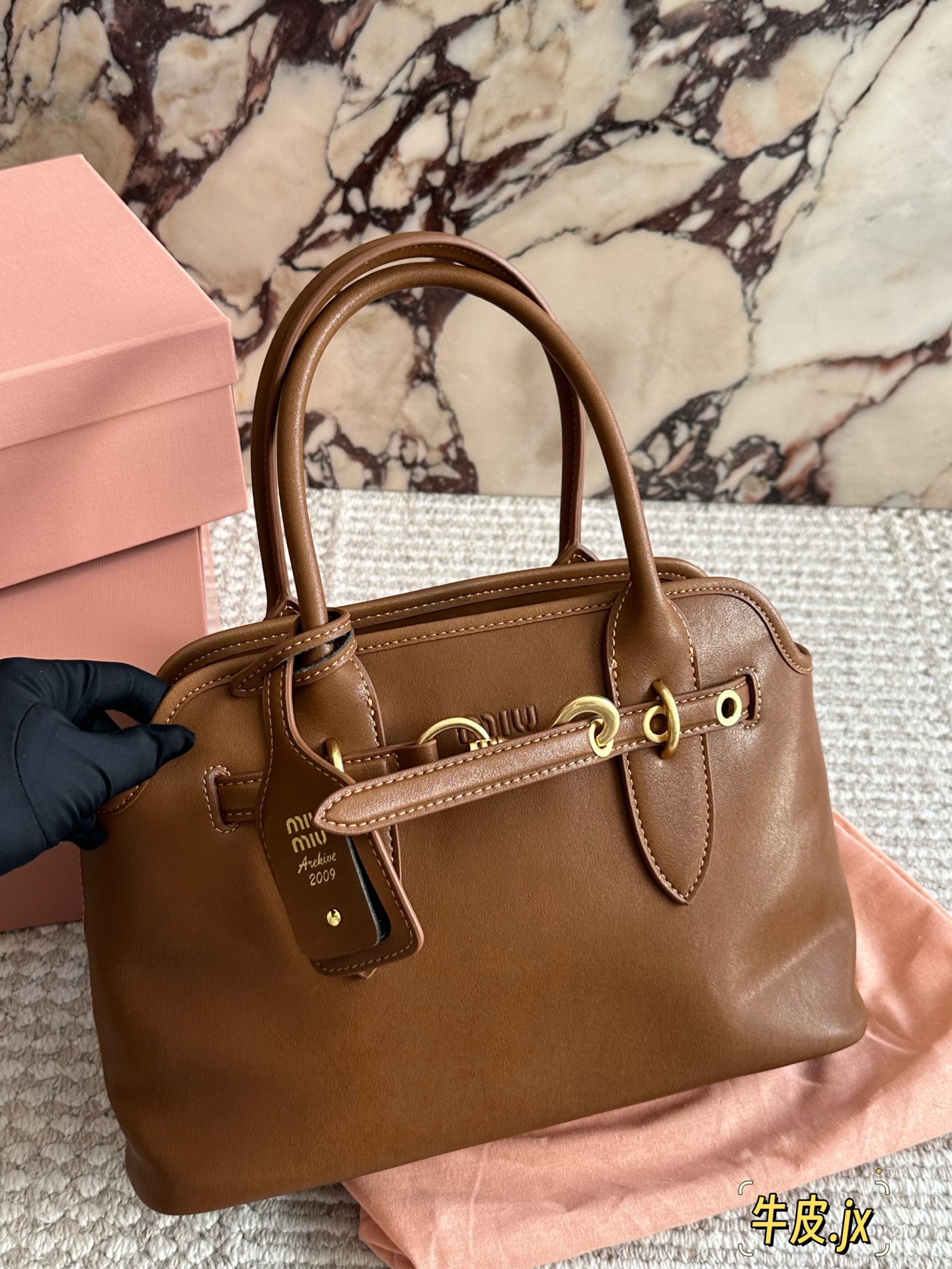 p250 原版皮 miumiu复古Aventure系列贝壳包 Aventure系列贝壳手提/斜挎包.上线啦! 24ss最流行款式,做旧褪色感的皮革颜色与质地,配上金属皮带搭扣高级又复古,采用小牛皮制作的包身设计精致,方正复古的造型 手提腋下斜挎包随意切换! 优雅通勤超好穿快快加入miu女孩吧! 尺寸:33 21cm复古包#牛皮包包