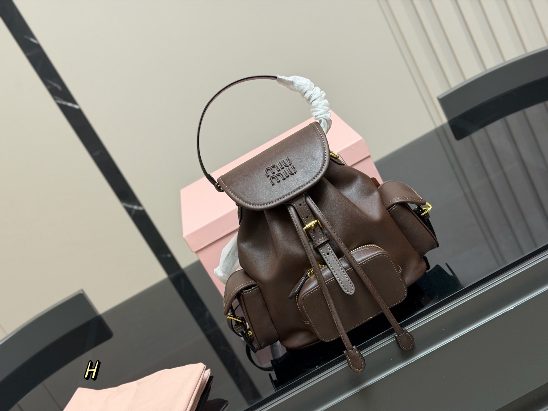 ¥210 配盒 size:21*23cm(小号) 又一季特别美丽的Miu Miu miumiu ss25 双肩包 少女心与摩登格调的碰撞 轻松拿捏时髦 轻便能装,质感绝绝子,miumiu的少女感+酷感完美结合~